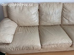 Daruji koženou sedačku. Daruji za odvoz béžovou koženou sedačku vel.230x90cm, hloubka sedáku cca.63cm. Velmi zachovalá, rozkládací, kůže je mírně poškrábaná. 

Pokud by byl zájem, je možnost dokoupit 2 taburety ve stejné barvě (jako nové, nepoškozené), vel. 64x64cm, cena za 2ks - 1000,-Kč