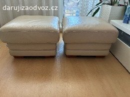 Daruji koženou sedačku. Daruji za odvoz béžovou koženou sedačku vel.230x90cm, hloubka sedáku cca.63cm. Velmi zachovalá, rozkládací, kůže je mírně poškrábaná. 

Pokud by byl zájem, je možnost dokoupit 2 taburety ve stejné barvě (jako nové, nepoškozené), vel. 64x64cm, cena za 2ks - 1000,-Kč