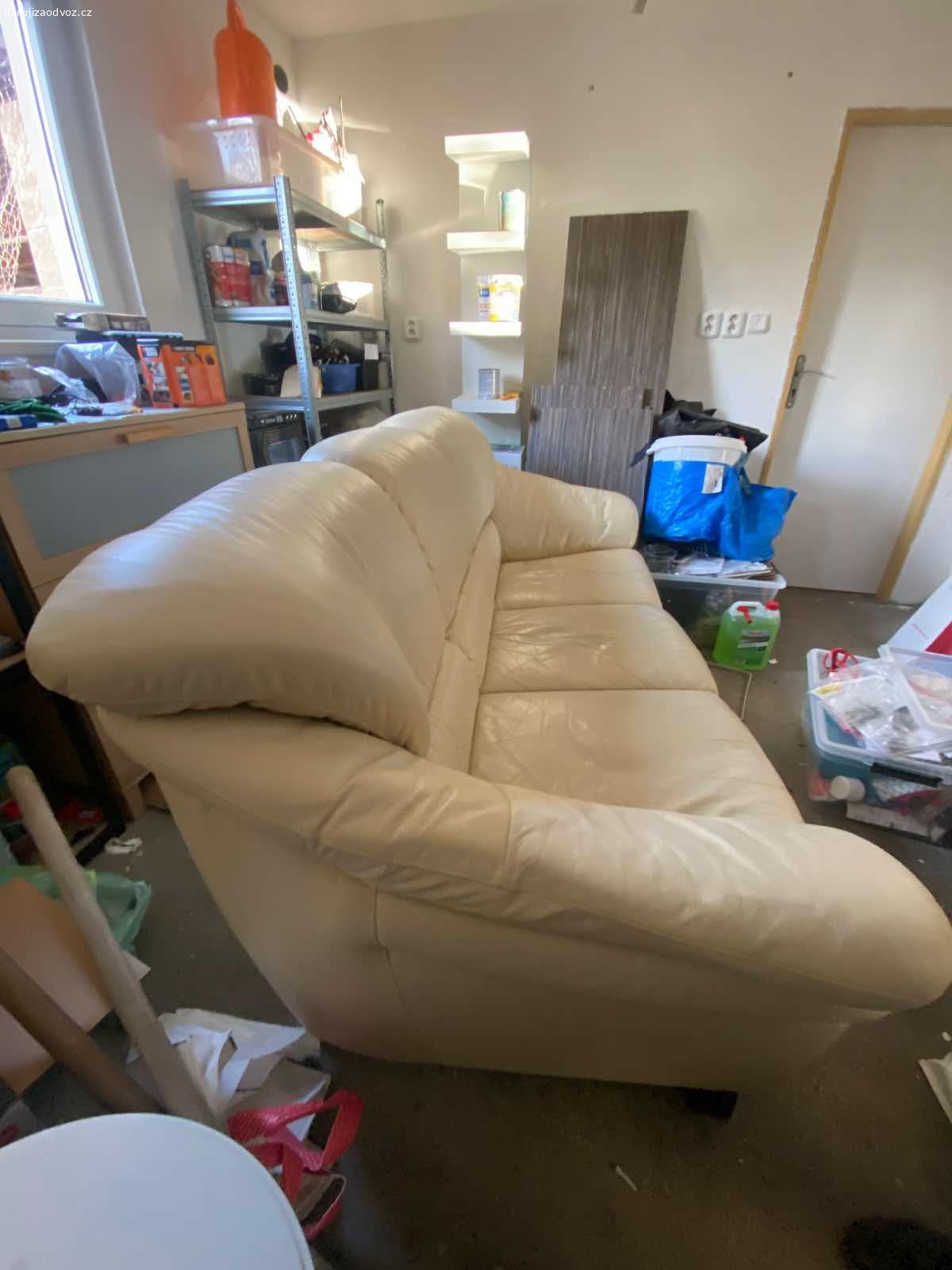 Daruji Kožený gauč. Daruji používaný gauč viz foto.
rozměry gauče š: 205, H: 90
na gauči známky používání (popraskaná kůže)
jinak bez vady.
pouze vlastní odvoz. S naložením pomůžu
POUZE VOLAT!
ps: není rozkládací