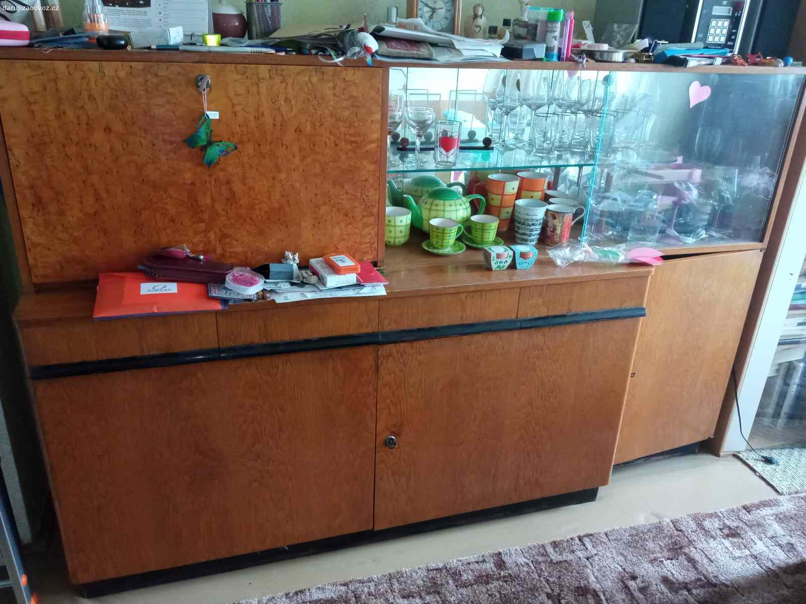 Daruji kredenc a skříň. Kredenc a skříň - vše nepoškozené, nepoškrábané, plně funkční, kvalitní dřevo, žádná dřevotříska.
Kredenc - šířka 197 cm, výška 127 cm, hloubka 34 cm.
Skříň - výška 194 cm, Délka 120 cm, hloubka 51 cm.