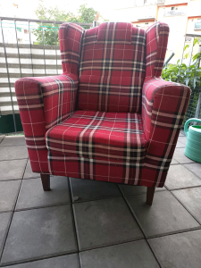 Daruji kreslo cervena kostka