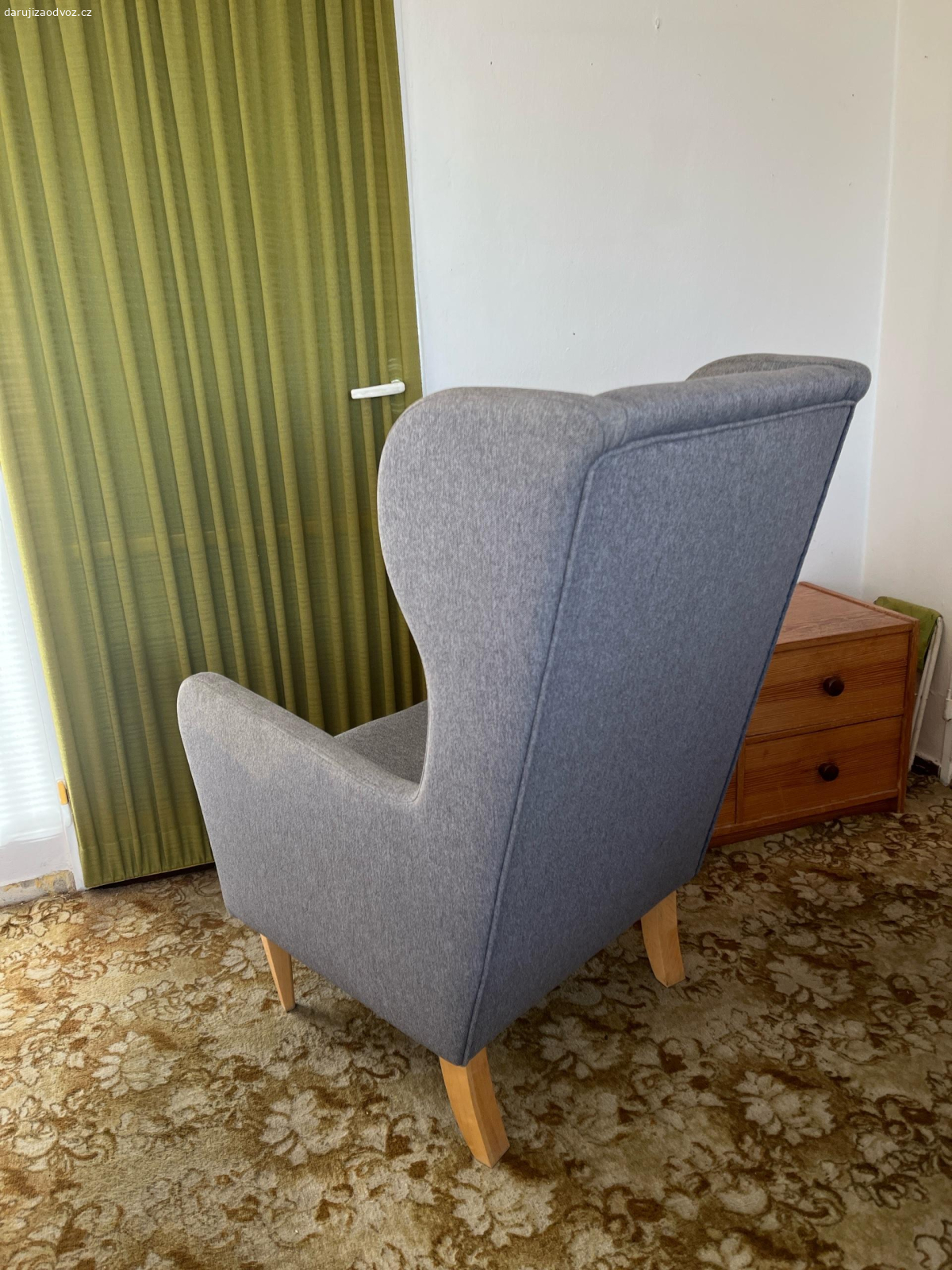 Daruji křeslo za odvoz. Daruji šedé křeslo cca 5 let staré za odvoz. Nutno vyčistit. 111 cm x 85 cm hloubka x 68 cm šířka. V patře s výtahem, možnost zajet autem přímo před vchod.