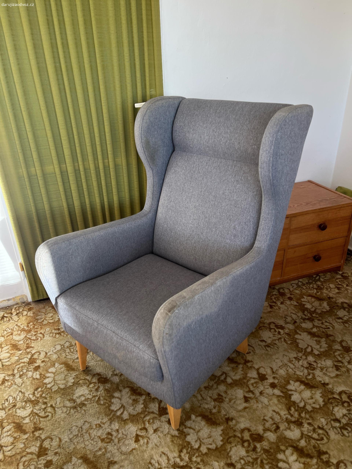 Daruji křeslo za odvoz. Daruji šedé křeslo cca 5 let staré za odvoz. Nutno vyčistit. 111 cm x 85 cm hloubka x 68 cm šířka. V patře s výtahem, možnost zajet autem přímo před vchod.