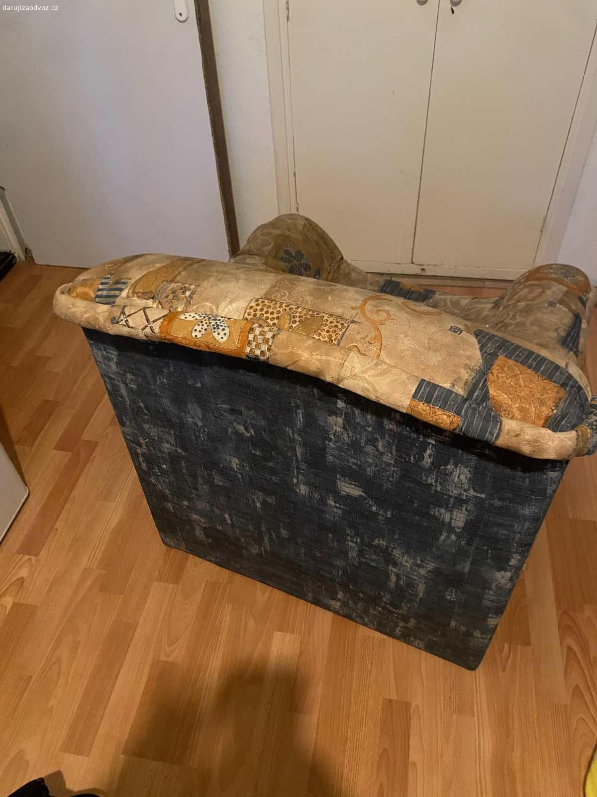 Daruji křeslo. Daruji křeslo 80x80x80 
Je potřeba křeslo jedno patro v bytě snést 
v případě zájmu prosím volejte na tel. číslo