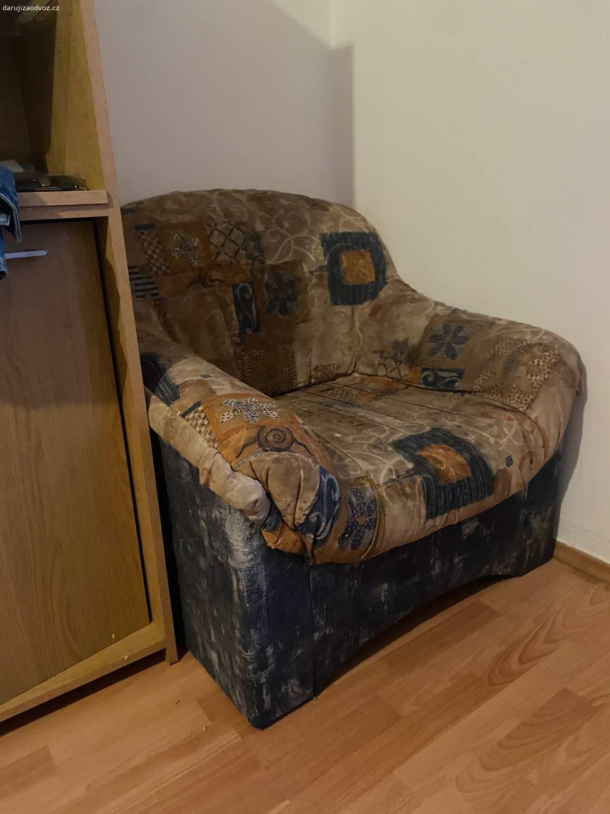 Daruji křeslo. Daruji křeslo 80x80x80 
Je potřeba křeslo jedno patro v bytě snést 
v případě zájmu prosím volejte na tel. číslo