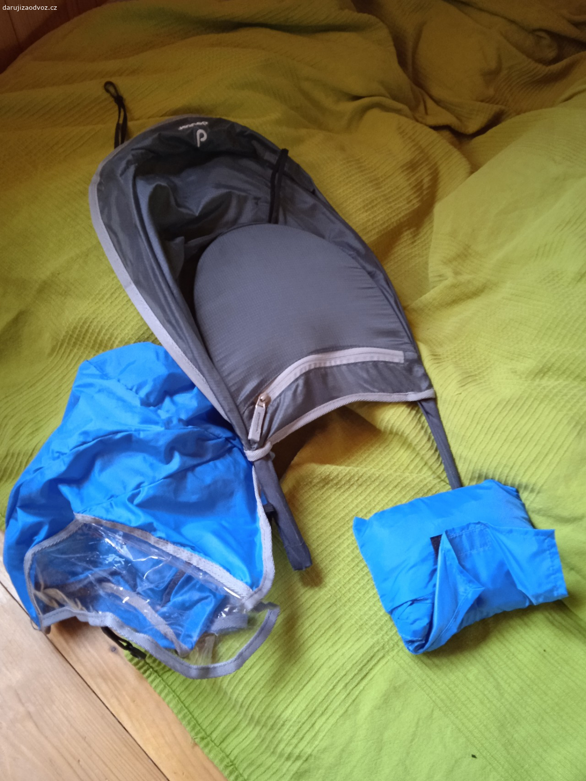 Daruji krosničku Deuter. Krosnička na nošení dětí (do 22 kg). Běžné známky opotřebení a zpuchřelé boční síťky. Pouze osobní předání!