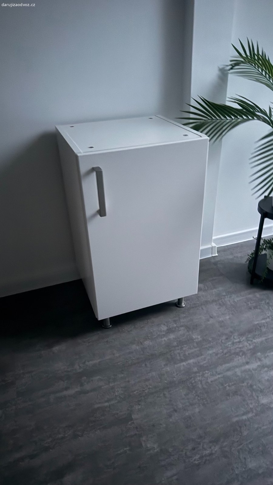 Daruji kuchyňské skříňky Ikea Metod. Za odvoz kuchyňské skříňky Ikea Metod, bílý korpus, bílé dveře, jedná se o horní skříňky:  60x60 - 3 ks, 60x40 - 3ks, 40x60 - 1 ks