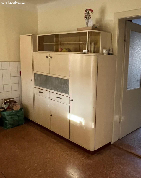 Daruji kuchyňský kredenc a mycí stůl