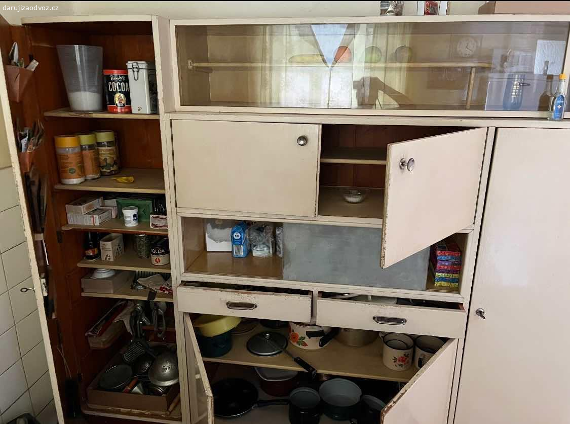 Daruji kuchyňský kredenc a mycí stůl. Starý, plně funkční nábytek vhodný na chalupu.