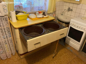 Daruji kuchyňský kredenc a mycí stůl
