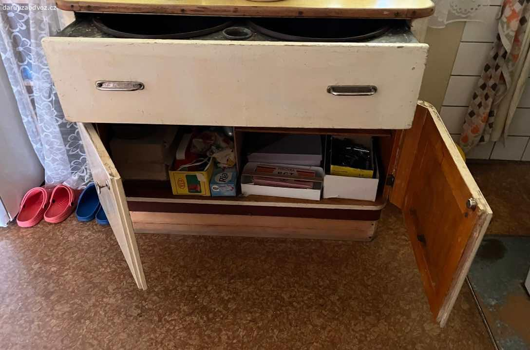 Daruji kuchyňský kredenc a mycí stůl. Starý, plně funkční nábytek vhodný na chalupu.