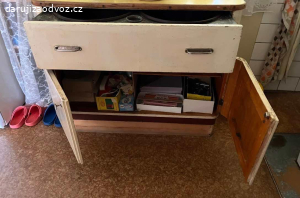 Daruji kuchyňský kredenc a mycí stůl