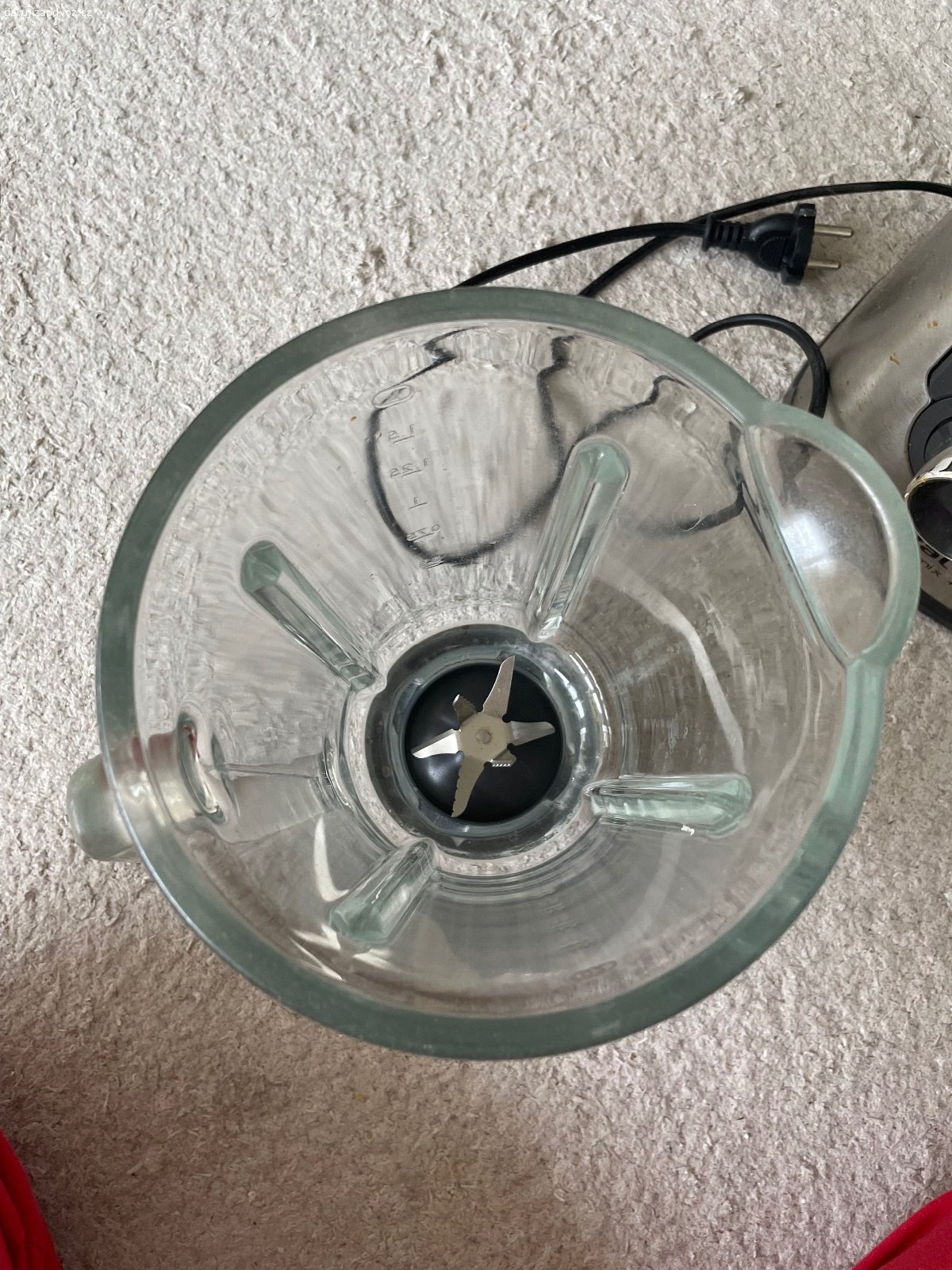Daruji kuchyňský mixér. Funkční, bez vad, skoro nepoužívaný. Stál mi ale u sporáku, takže je od mastnoty.

Tefal