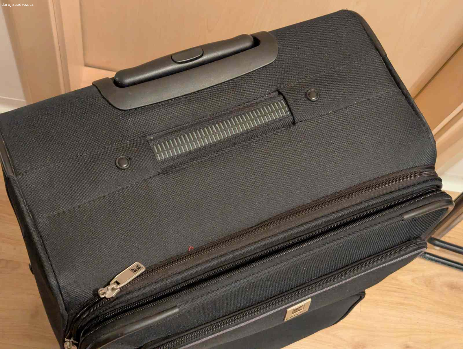 V REZERVACI Daruji kufr. Daruji kufr, rekla bych v super stavu, jen uz ho nevyuzijeme - lezel nam nekolik let ve sklepe. Mame tri skorepinove a ty nam staci. Vyzvednuti co nejdrive, ul. Pod strani.