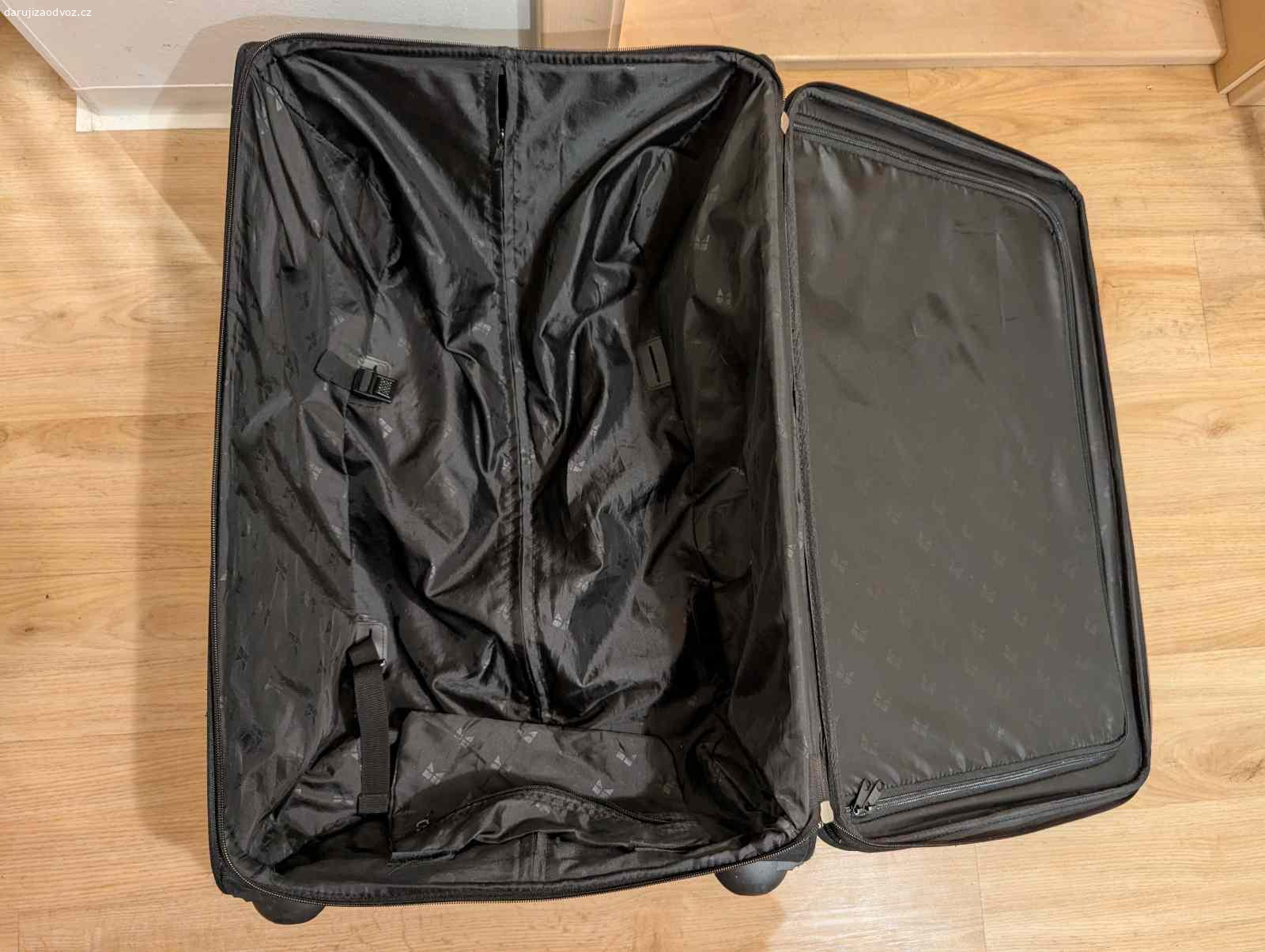 V REZERVACI Daruji kufr. Daruji kufr, rekla bych v super stavu, jen uz ho nevyuzijeme - lezel nam nekolik let ve sklepe. Mame tri skorepinove a ty nam staci. Vyzvednuti co nejdrive, ul. Pod strani.