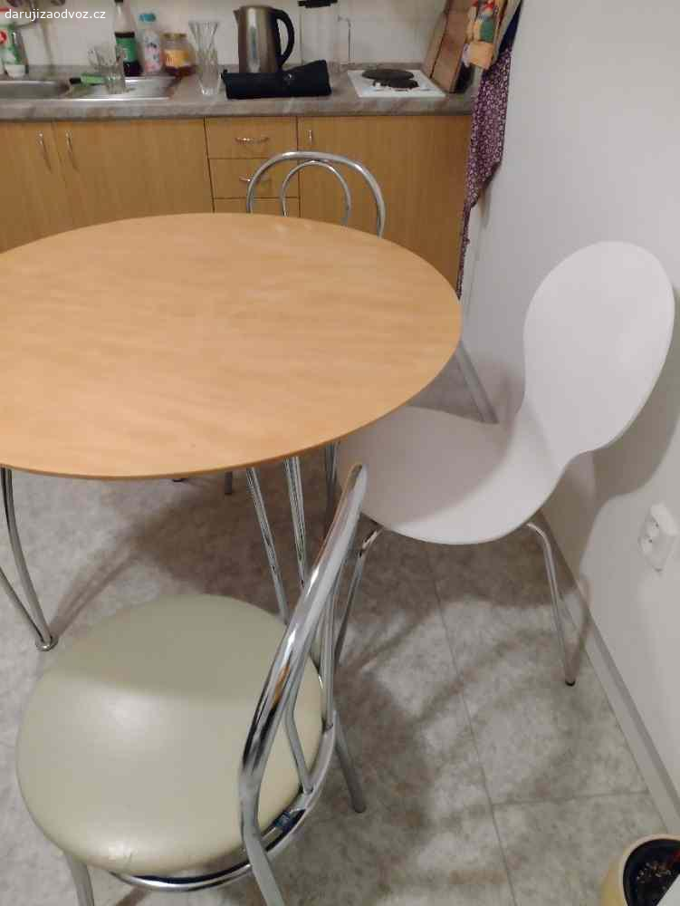 Daruji kulatý jídelní stůl, 4 židle. Kulatý stůl, 2 zelené kovové židle se sedákem - zelená koženka, bílá má dřevěný sedák. Není nutný odběr stolu a všech židlí, lze se domluvit i na jednotlivých kusech.