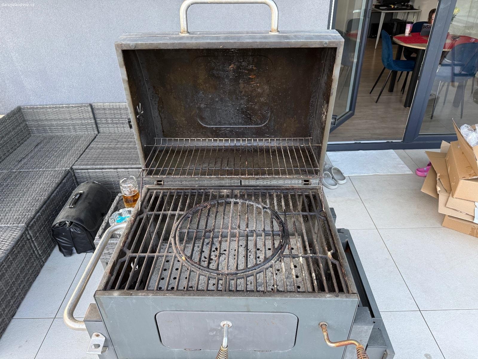 DARUJI kvalitní gril - Rezervováno. Darují zahradní gril značky Tarrington House za odvoz.
Gril je robustní, kvalitní a plně funkční. Byl běžně používaný, proto má známky používání a místy povrchovou rez, technicky je ale naprosto v pořádku.

Součástí je také:

* hlavní grilovací rošt
* horní odkládací rošt
* boční odkládací police
* další příslušenství

Vhodný na terasu, zahradu nebo chatu.
Stačí vyčistit a může bez problémů dál sloužit.

Vlastní odvoz nutný.
První zájemce bere.