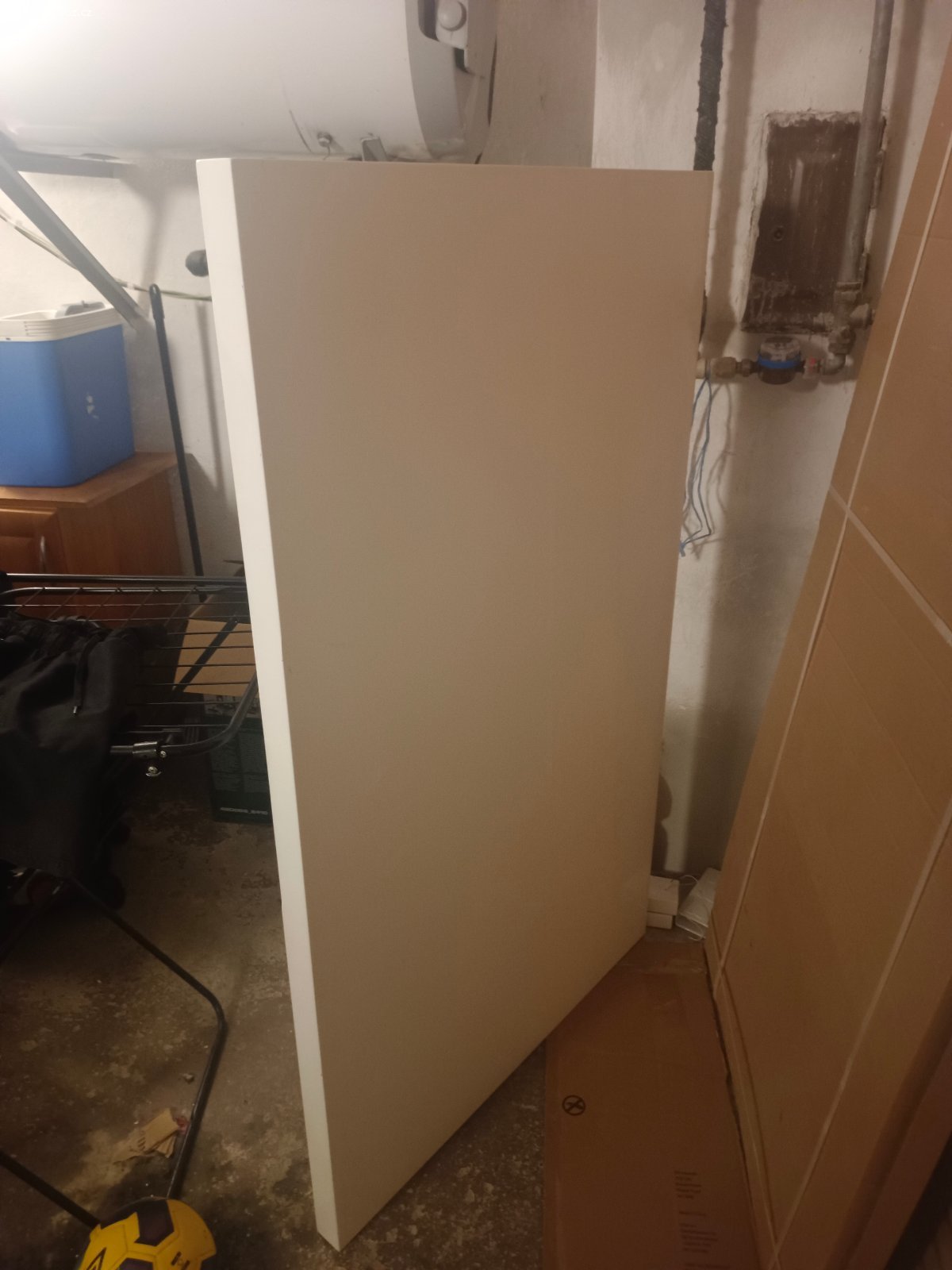 Daruji lakovaný stůl. Daruji lakovaný bílý stůl,není už nový,ale je pořád použitelný,kamkoli,délka 150 cm,šířka 90 cm...