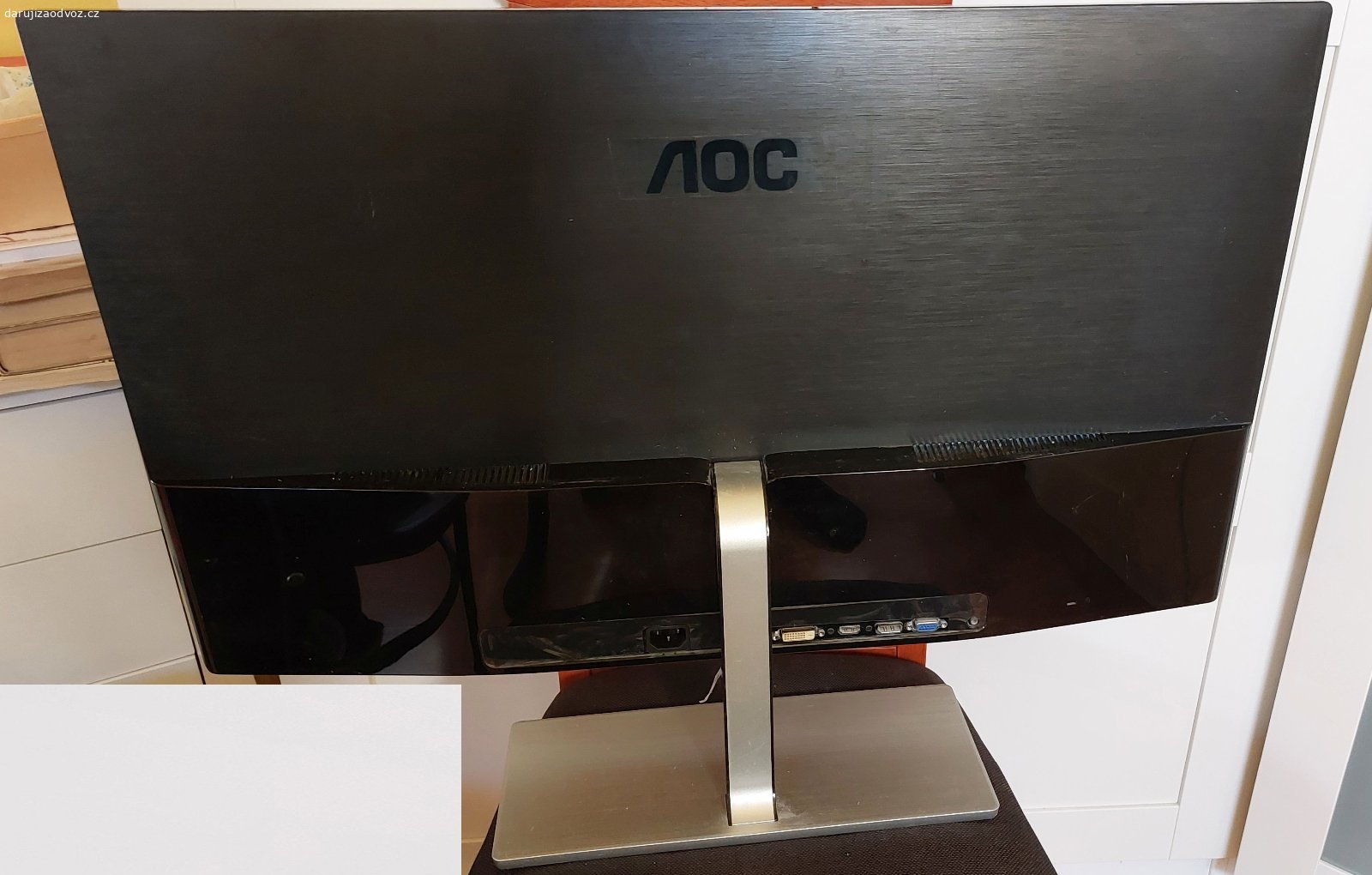 Daruji LCD Monitor 32" AOC Q3279VWFD8. LCD Monitor 32" AOC Q3279VWFD8, LCD monitor Quad HD 2560 × 1440, IPS, 16:9, 5 ms, 75Hz, FreeSync, 10bit, 250 cd/m2, kontrast 1000:1, DisplayPort, DVI, HDMI 1.4, VGA, sluchátkový výstup.
Má obvyklou snadno opravitelnou vadu - vadný elektrolytický kondenzátor , ten je nutný vyměnit. Je tak vhodný jen pro toho, kdo je trochu zručný a trochu  znalý. K opravě je nutný šroubovák, tenká lišta na oddělení LCD panelu, páječka, cín a kondenzátor. Který - zjistíte po otevření, bude vyboulený.