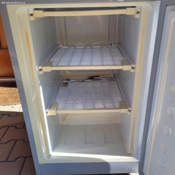 Daruji lednici. Daruji lednici s mrazákem značky Baumatic. Cca 10 let stará. Mrazák je funkční. Lednice mrazí také, termostat lednice je zřejmě rozbitý a proto je v lednici teplota pod 0 °C. Buď je možné opravit termostat, nebo lze celou lednici využívat jako mrazák.