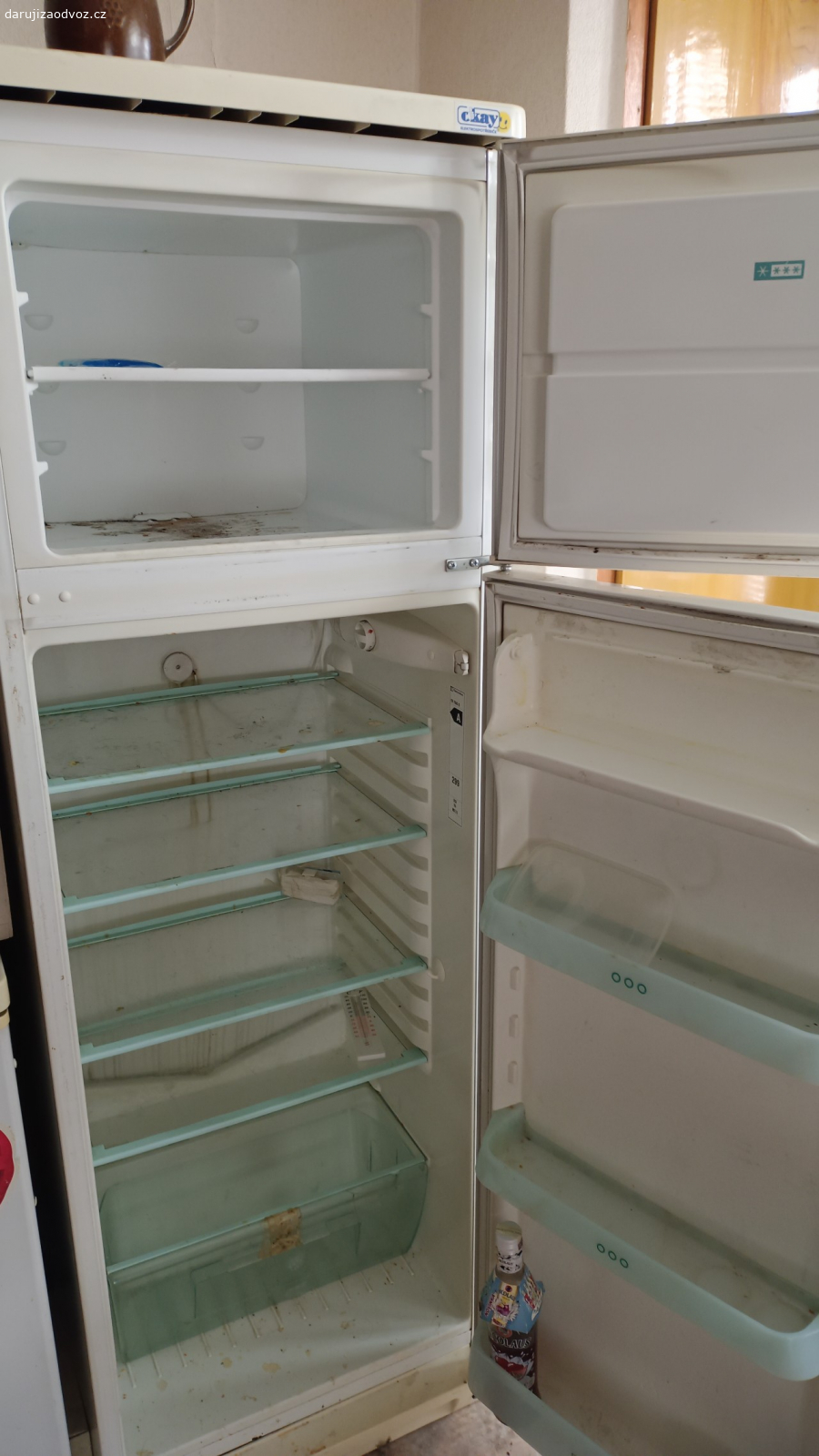 Daruji lednici. lednička plně funkční 
poškozeno madlo