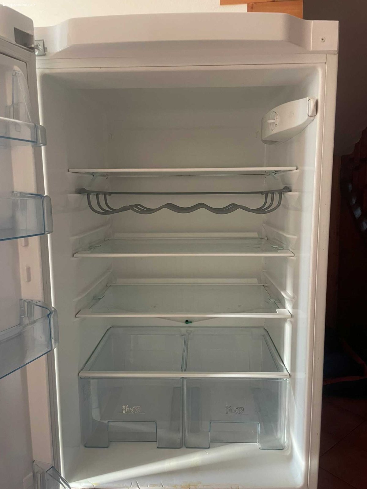 Daruji lednici. Daruji lednici Electrolux s mrazákem dole. Lednice je funkční, potřebovali jsme větší.