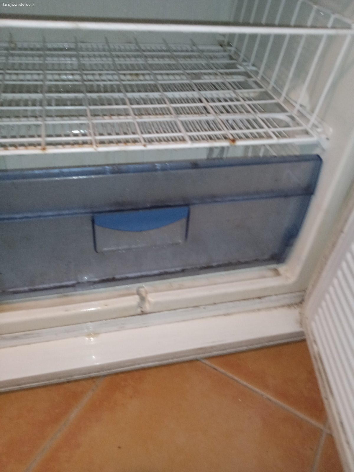 Daruji lednici. Daruji ledni , lednice je na údržbu a mírnou renovaci , lední chladí a mrazí ale má v mrazáku v plastu dírku nevím jak hlubokou