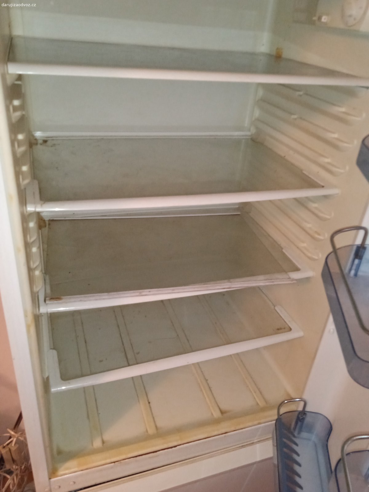 Daruji lednici. Daruji ledni , lednice je na údržbu a mírnou renovaci , lední chladí a mrazí ale má v mrazáku v plastu dírku nevím jak hlubokou