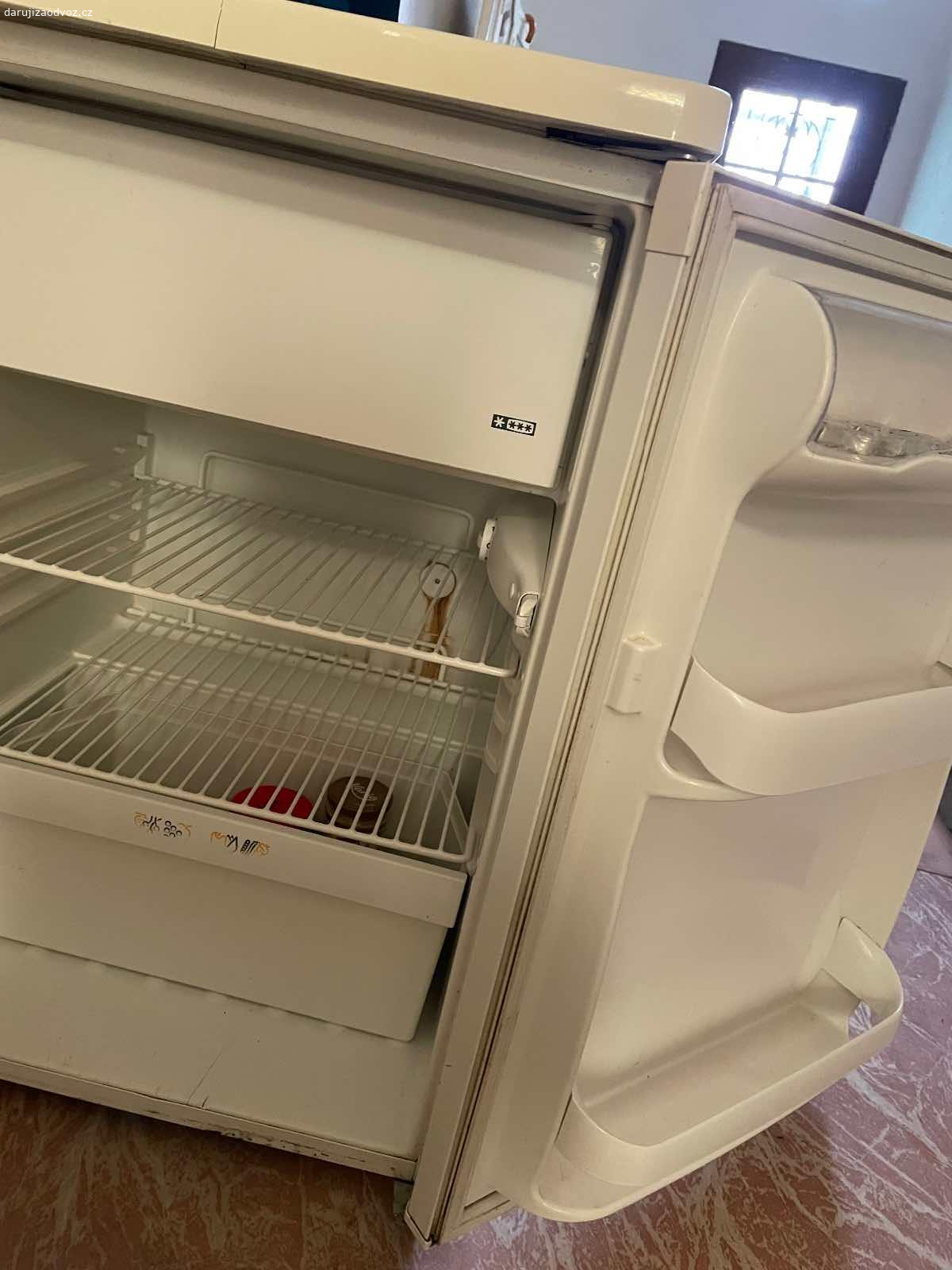Daruji ledničku. Daruji malou volně stojící ledničku Zanussi TT 150.