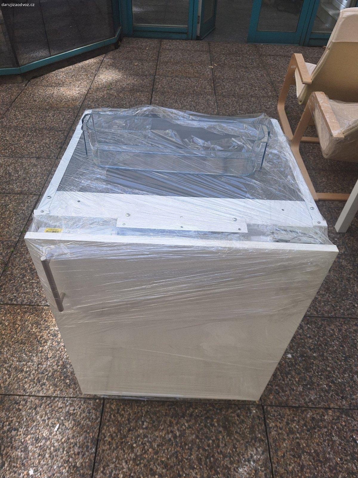 Daruji ledničku. Fuknční vestavěná lednička k vyzvednutí na adrese Soukenická 13 do 8. 5.,  š. 60, h. 57, v. 88 cm