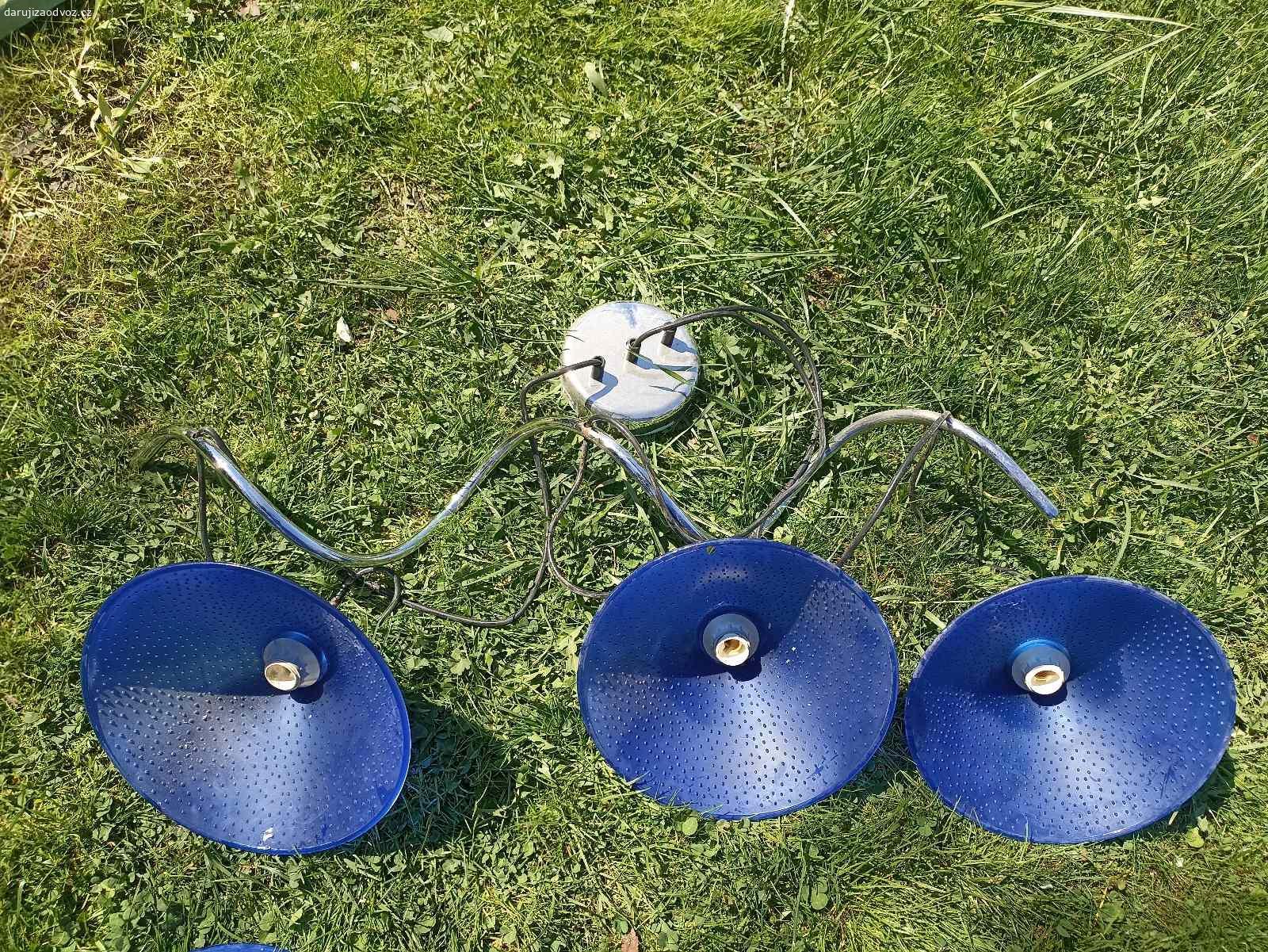 Daruji lustry. Daruji čtyři lustry s modrými cylindry o průměru 25 cm. Tři lustry jsou po třech cylindrech na kroucené tyči o délce 80 cm, jeden lustr se dvěma cylindry.