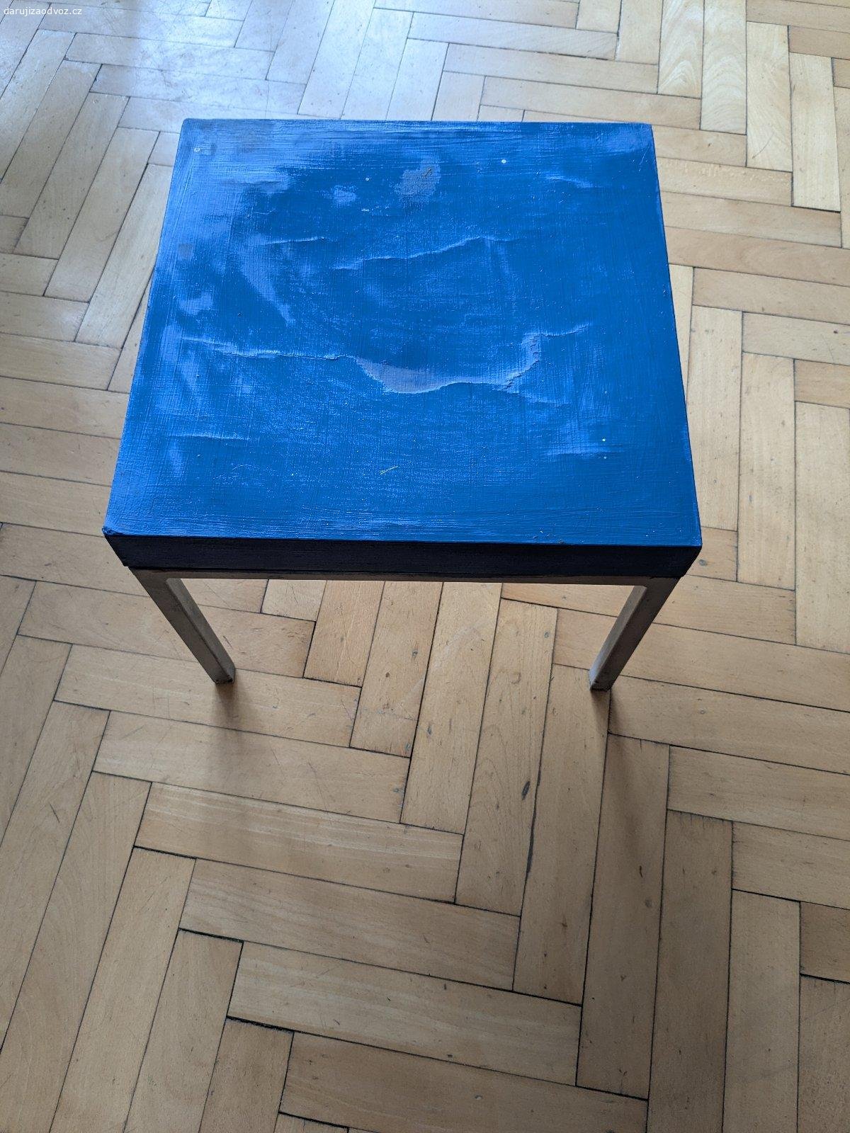Daruji malý stoleček/stoličku. Na modro natřený malý stoleček/stolička. 
Rozměry: 
40x40cm 
výška 33cm.

Nahoře trošku promáčklé, ale šikovní si s tím poradí :)