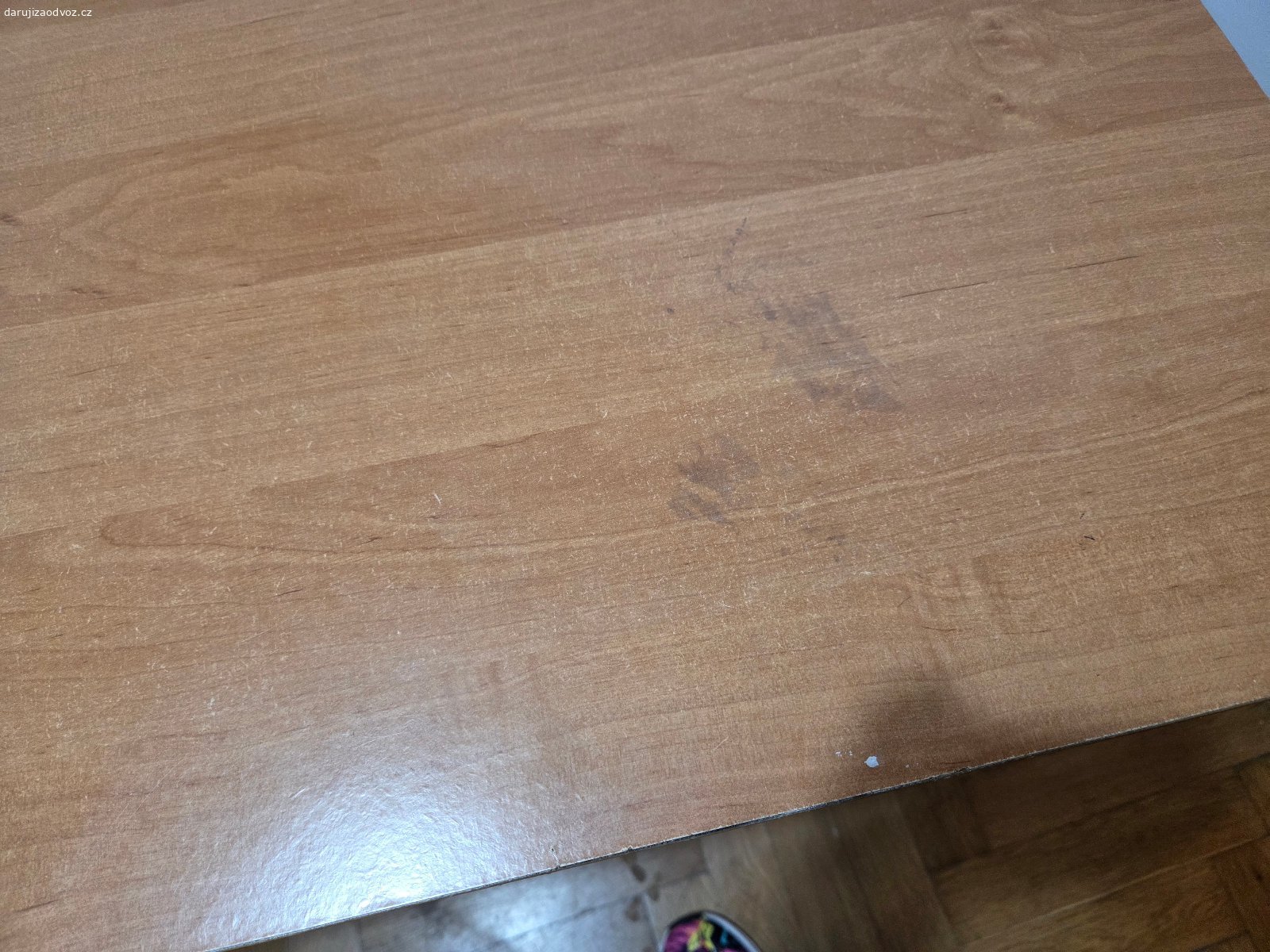 Daruji malý stolek za odvoz | Spěchá to. Stoleček. Nijak velký. Notebook unese. Pozor, v rohu jak jde vidět na fotce jsou černé fleky.

Nabídka se nachází na Praze 3 - Žižkov, Ambrožova 1824/11. Byt je v přízemí, hned u hlavního vchodu. Možnost i stěhování přes okno.

Potřeba odvézt do úterý večer. 

Koukněte se na můj účet pro další možný nábytek
Preferuji komunikaci přes SMS nebo E-Mail, jelikož mám děravou hlavu, takže mám ráda záznam konverzace . Ale můžete samozřejmě i volat