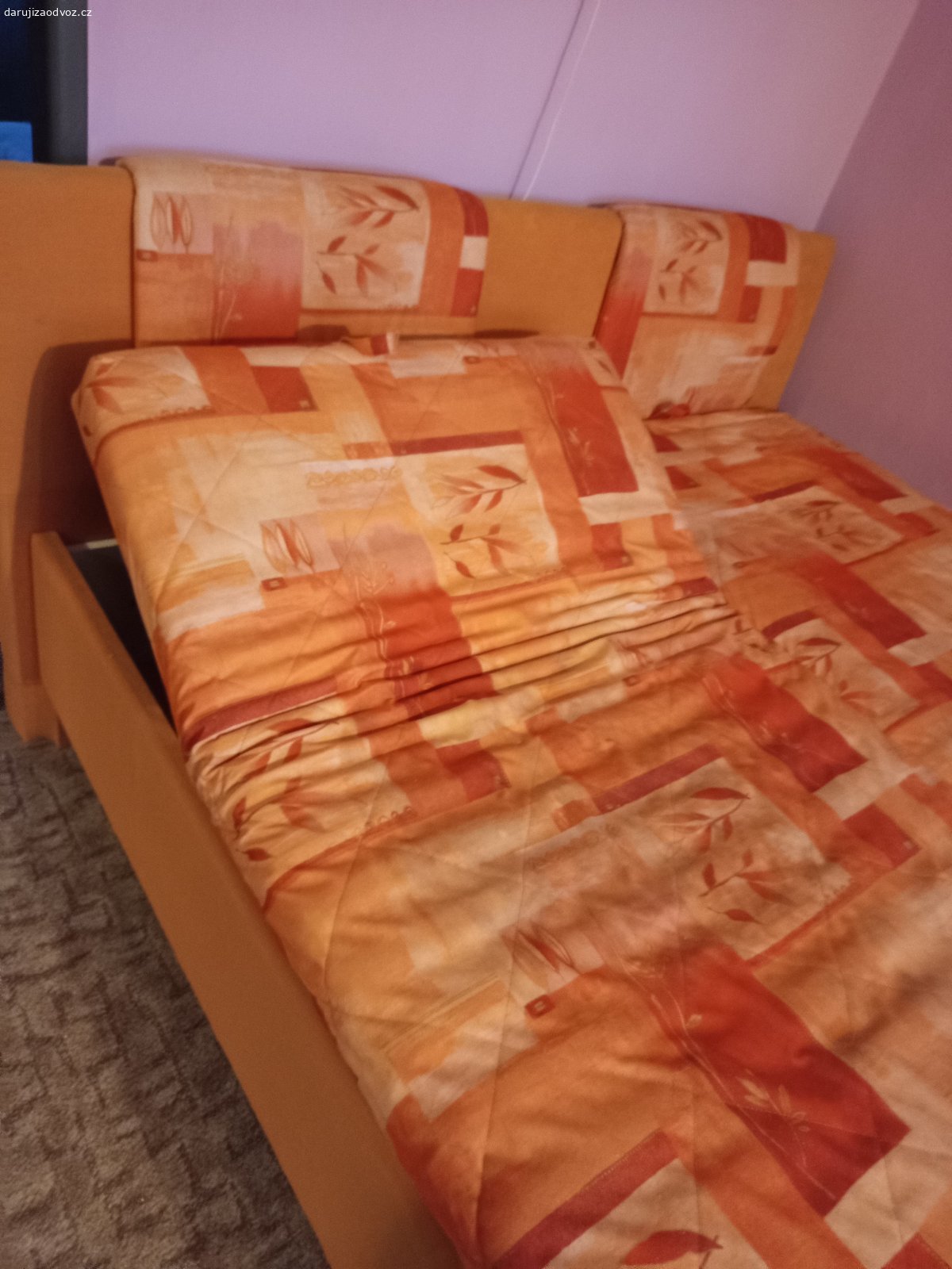 Daruji manželskou postel. Daruji velkou čalouněnou manželskou postel za odvoz.