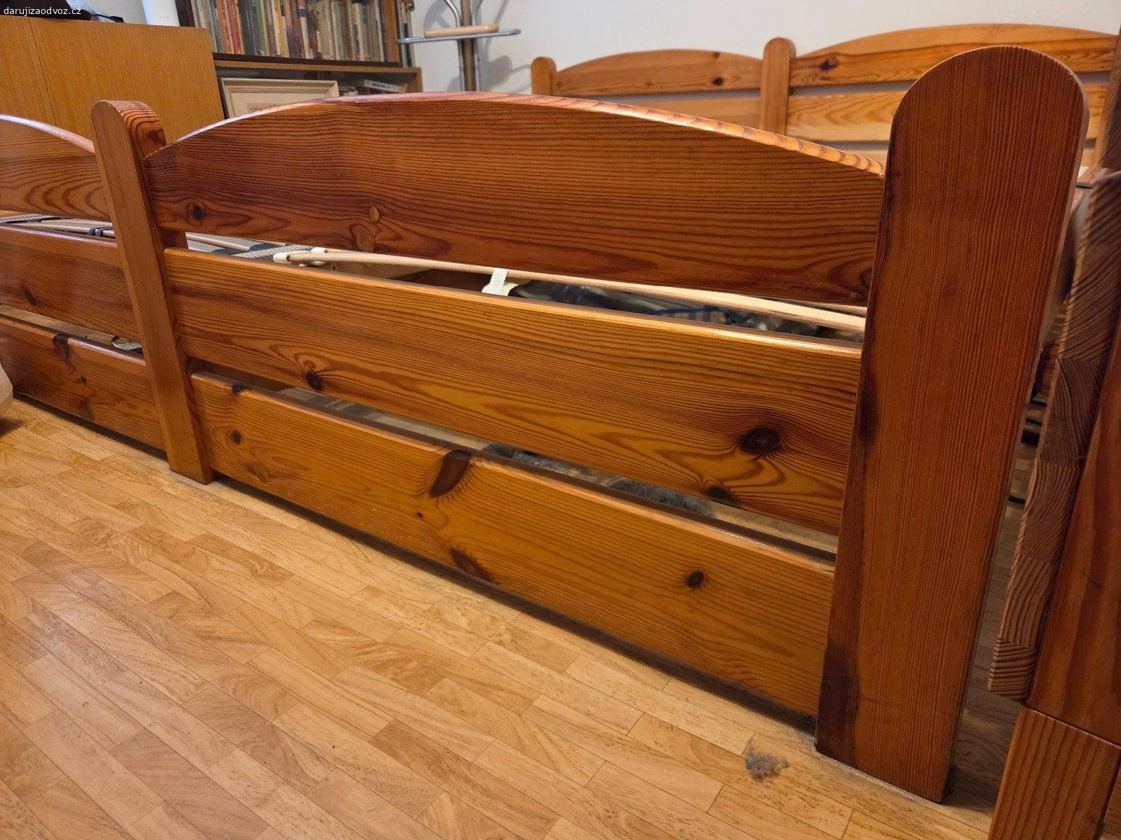 Daruji masivní manželskou postel + 2x noční stolek. Daruji rám manželské postele 180x200 cm BEZ roštů a matrace. Vnější rozměry postele jsou 195x210 cm. K posteli patří i dva noční stolky ve stejné barvě. 

Běžné známky používání, ale celkově je v dobrém stavu. Rám se nachází v druhém patře rodinného domu. S odnosem do auta mohu pomoci.