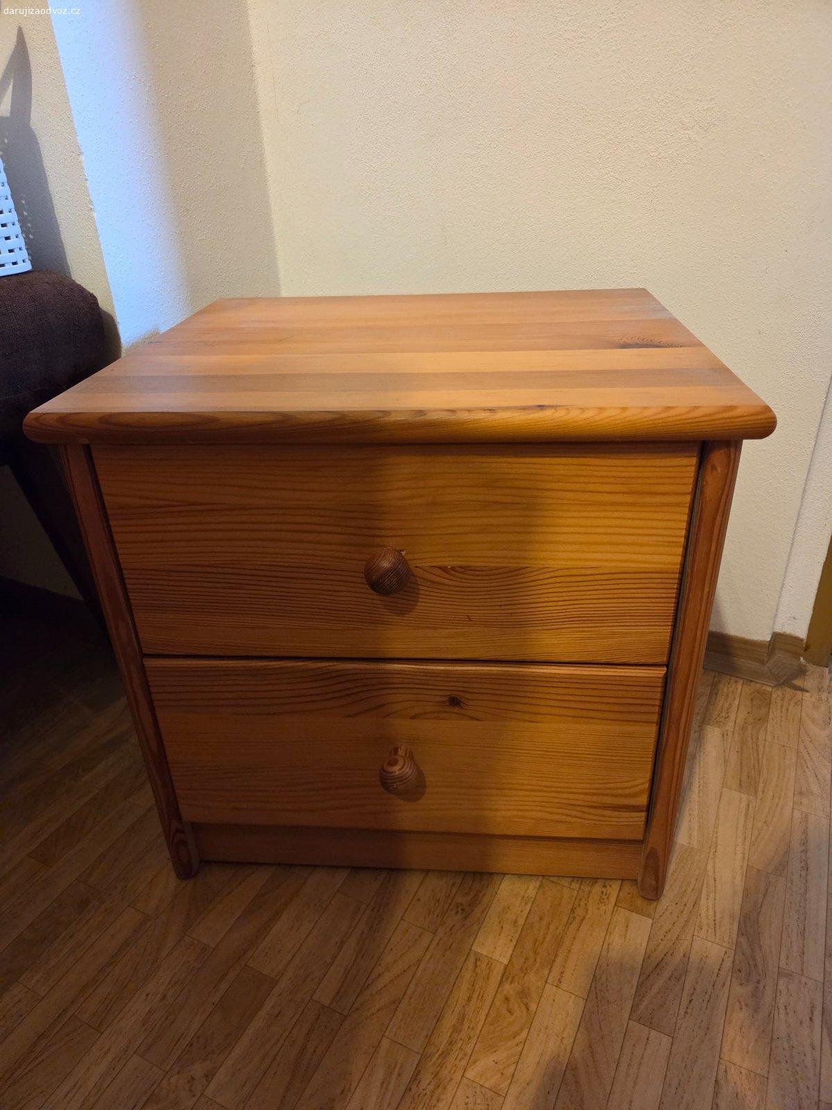 Daruji masivní manželskou postel + 2x noční stolek. Daruji rám manželské postele 180x200 cm BEZ roštů a matrace. Vnější rozměry postele jsou 195x210 cm. K posteli patří i dva noční stolky ve stejné barvě. 

Běžné známky používání, ale celkově je v dobrém stavu. Rám se nachází v druhém patře rodinného domu. S odnosem do auta mohu pomoci.