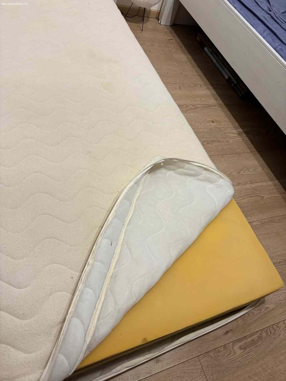 Daruji matraci 200x90 s pratelným potahem. Daruji, stav viz foto. Lze svléknout pratelný potah a vyprat.