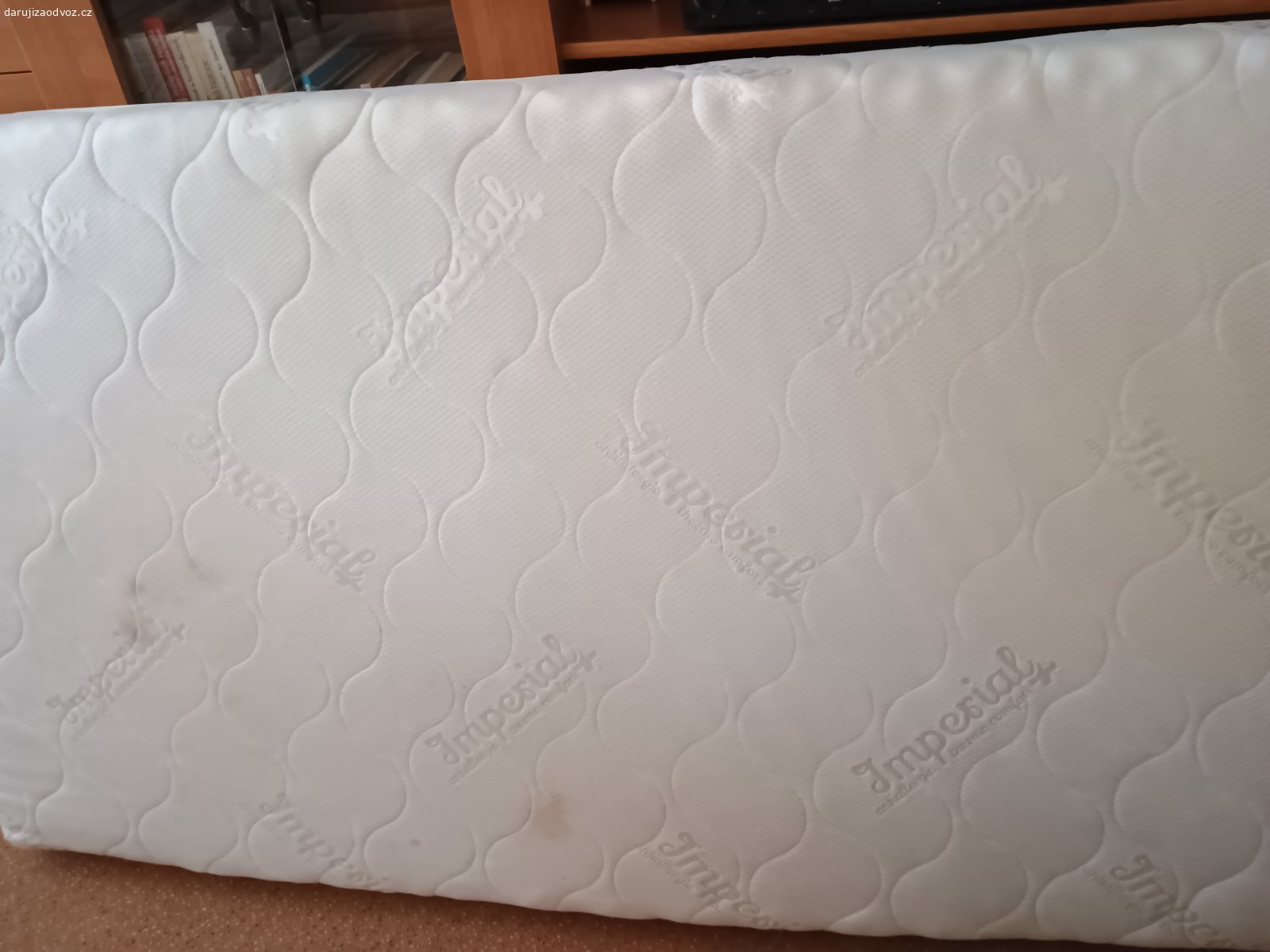 Daruji matraci 90 X 200 cm - krátce používaná. Používaná 4 měsíce, neproležená. Na jedné straně skvrny, které se nepodařilo praním odstranit, ale potah je čerstvě vypraný, matrace zcela hygienicky čistá.