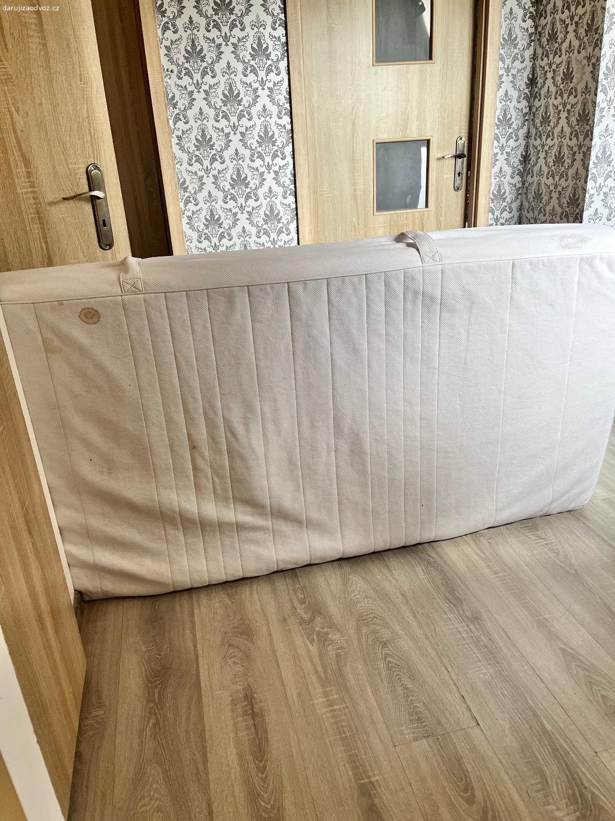 Darují matraci ikea. Darují matraci ikea 90 krát 200 cm, výška 20 cm protelný potah.