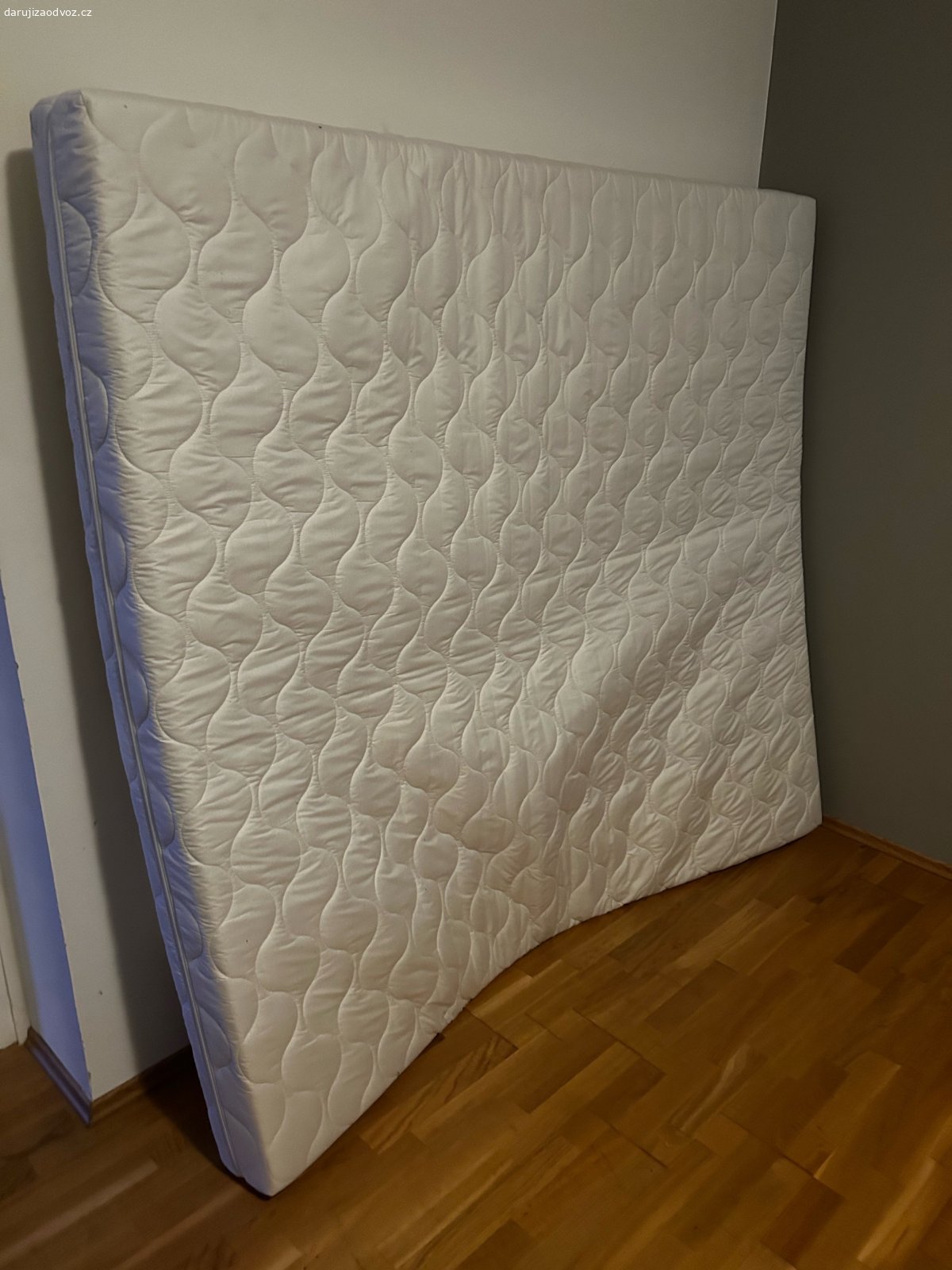 daruji matraci za odvoz. daruji matraci 200x180 cm.
matrace je kategorizována na stupnici trvdosti jako 4/5. (tvrdá)

matrace má roztrhnutý zip (viz. obrázek)

je na ní drobná skrvna od krve (od odřeniny kolene), kterou se mi nepovedlo vyčistit.

je stará cca rok a půl, měla by ještě posloužit.

daruji. pokud si pro ni sami přijedete a odvezete.