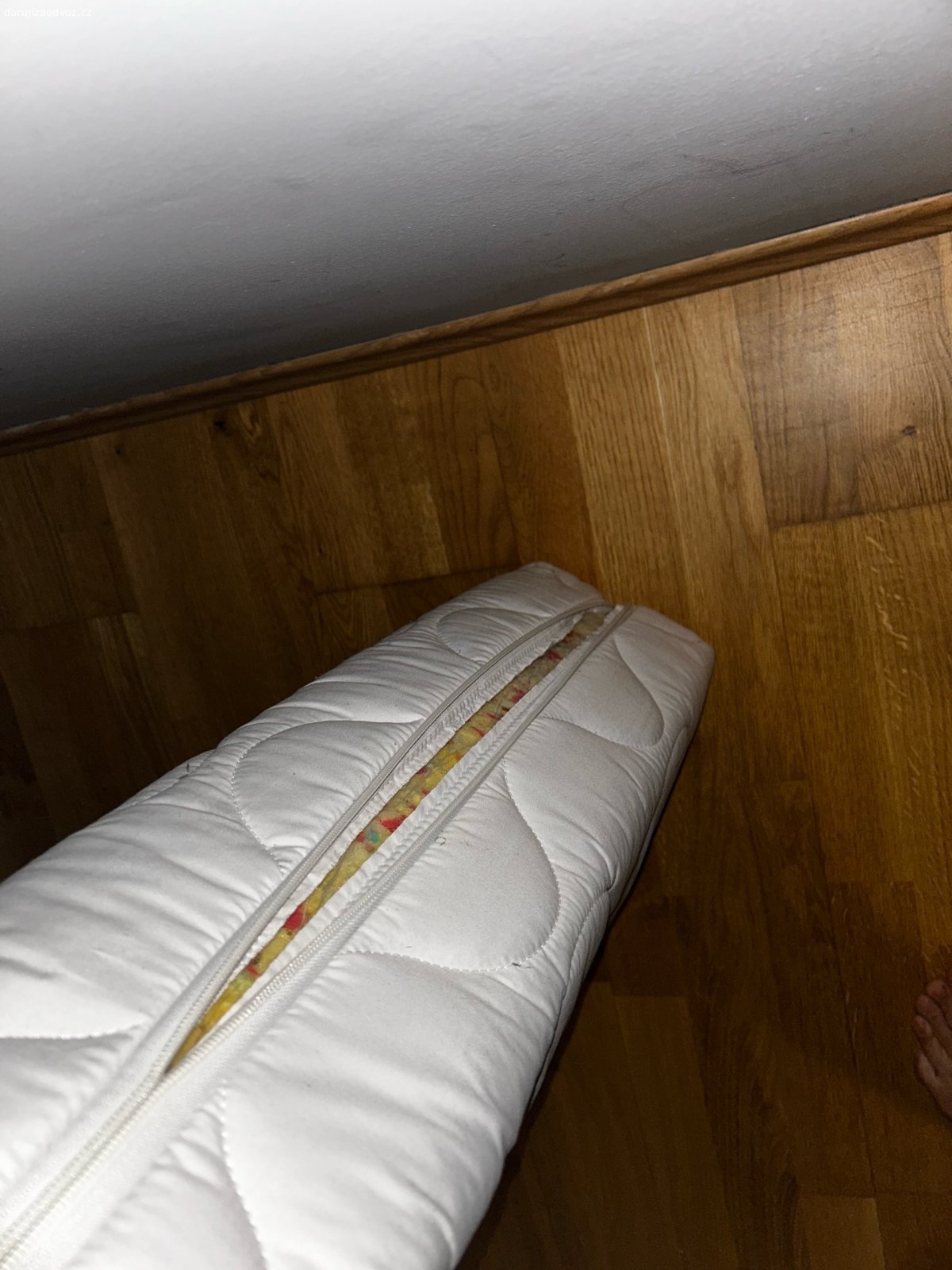 daruji matraci za odvoz. daruji matraci 200x180 cm.
matrace je kategorizována na stupnici trvdosti jako 4/5. (tvrdá)

matrace má roztrhnutý zip (viz. obrázek)

je na ní drobná skrvna od krve (od odřeniny kolene), kterou se mi nepovedlo vyčistit.

je stará cca rok a půl, měla by ještě posloužit.

daruji. pokud si pro ni sami přijedete a odvezete.