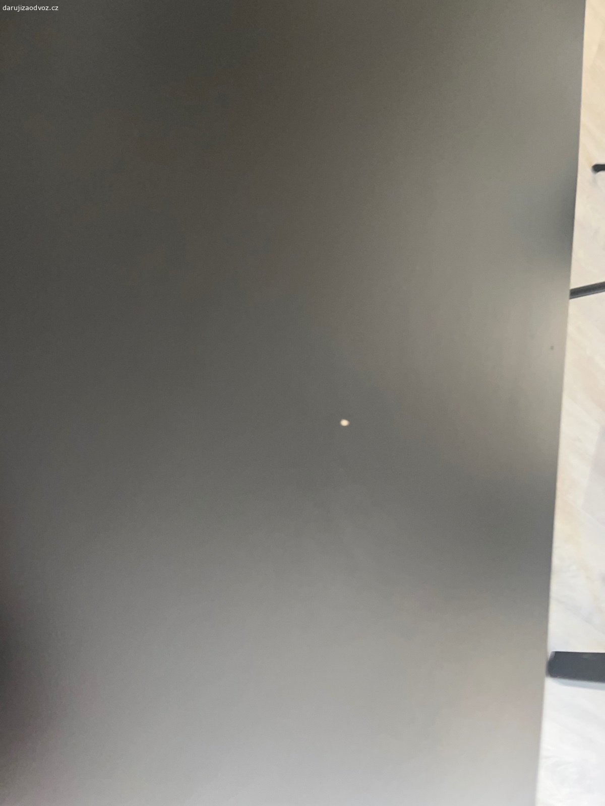 Daruji menší IKEA stolek. Pouze osobní vyzvednutí - Brandýs nad Labem. 
Super stav, určitě někomu poslouží, občas drobná oděrka (je vidět na fotce).