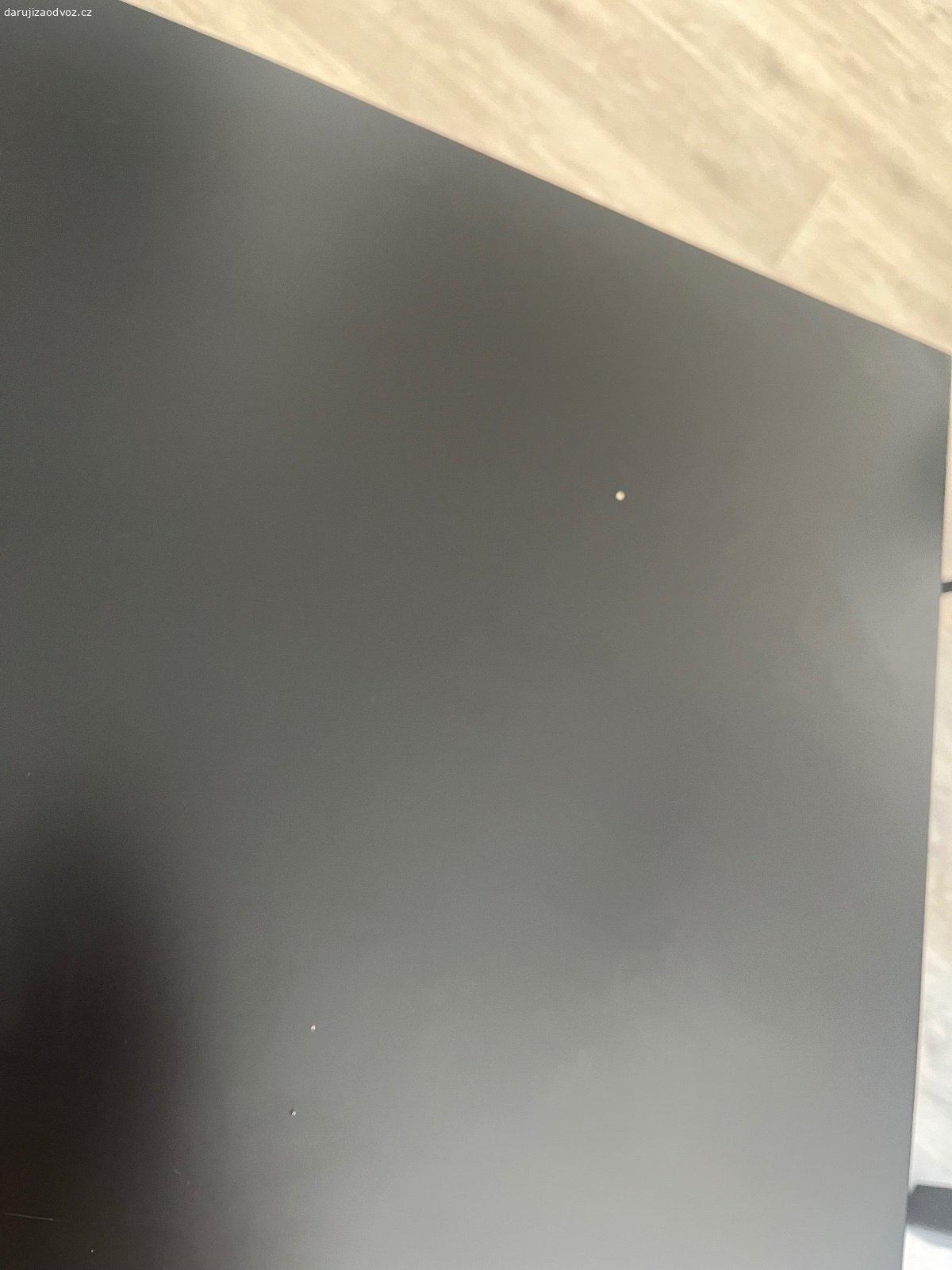 Daruji menší IKEA stolek. Pouze osobní vyzvednutí - Brandýs nad Labem. 
Super stav, určitě někomu poslouží, občas drobná oděrka (je vidět na fotce).