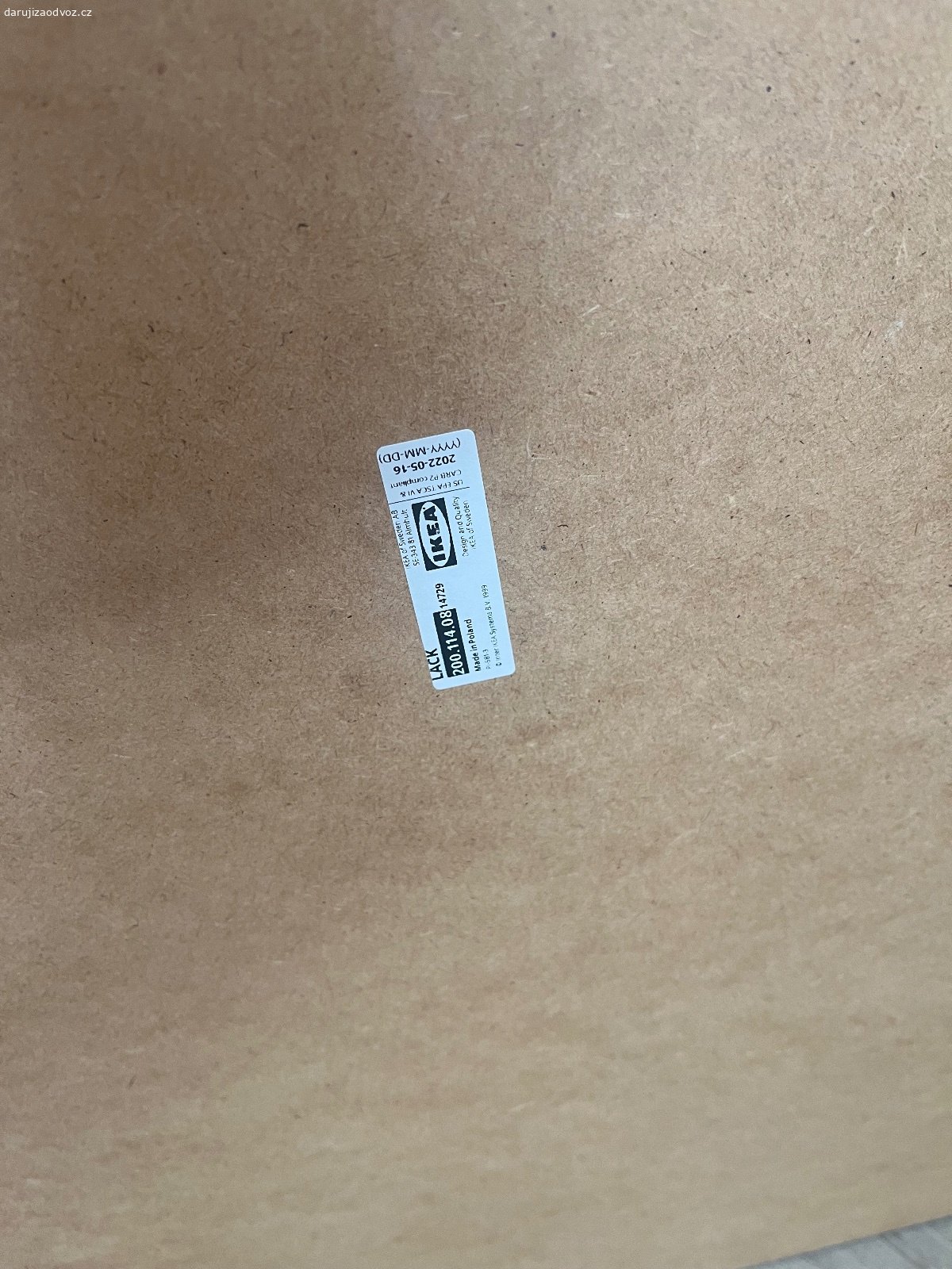 Daruji menší IKEA stolek. Pouze osobní vyzvednutí - Brandýs nad Labem. 
Super stav, určitě někomu poslouží, občas drobná oděrka (je vidět na fotce).
