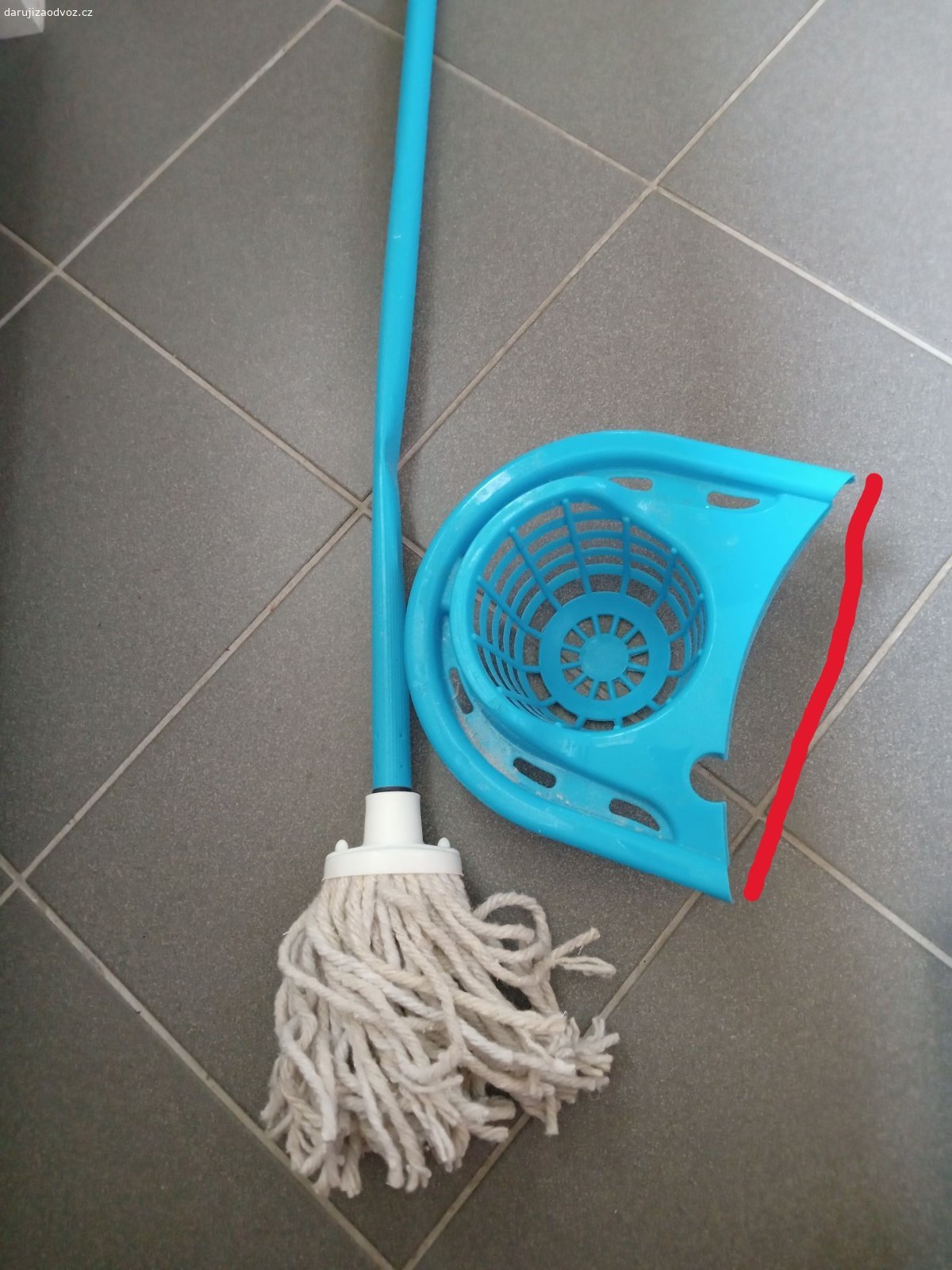Daruji mop. tyč lehce ohnutá viz foto, bez kbelíku. Rozměr vyznačený červeně - 22 cm.