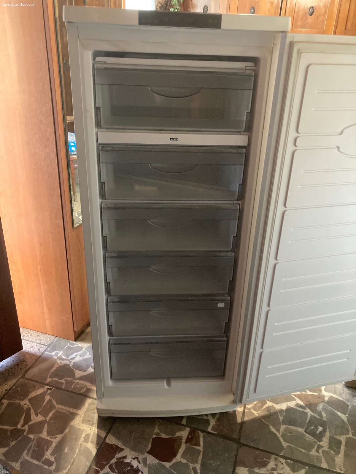 Daruji mrazák. Darujeme starší ale funkční mrazák, objem cca 150l. Rozměry 150x59,5x63.