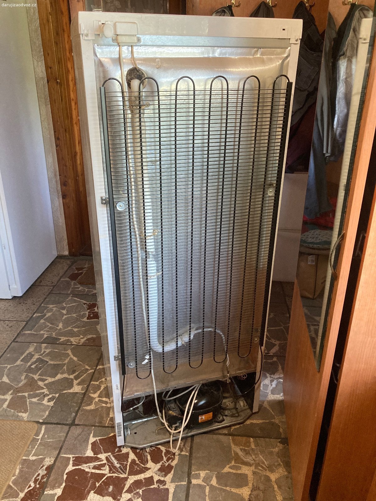 Daruji mrazák. Darujeme starší ale funkční mrazák, objem cca 150l. Rozměry 150x59,5x63.