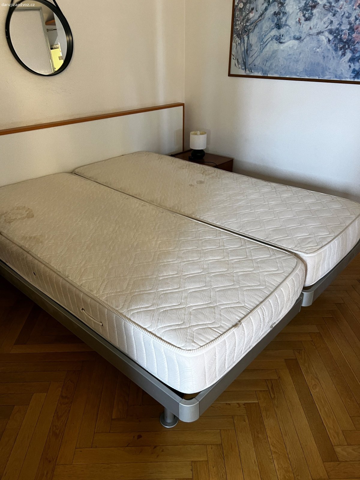 Daruji nábytek a spotřebiče za odvoz. Daruji za odvoz 2 jednolůžkové matrace 80 × 200 cm (pouze matrace), rozkládací šedou pohovku (cca 140 cm), kancelářskou židli na kolečkách, mikrovlnnou troubu a černý policový regál. Vše daruji pouze jako celek. Není možné si odvézt jen jednotlivé kusy. Osobní odběr: Moravská, Praha 2 – Vinohrady. Přednost má ten, kdo si vše odveze co nejdříve. Pište prosím soukromou zprávu.