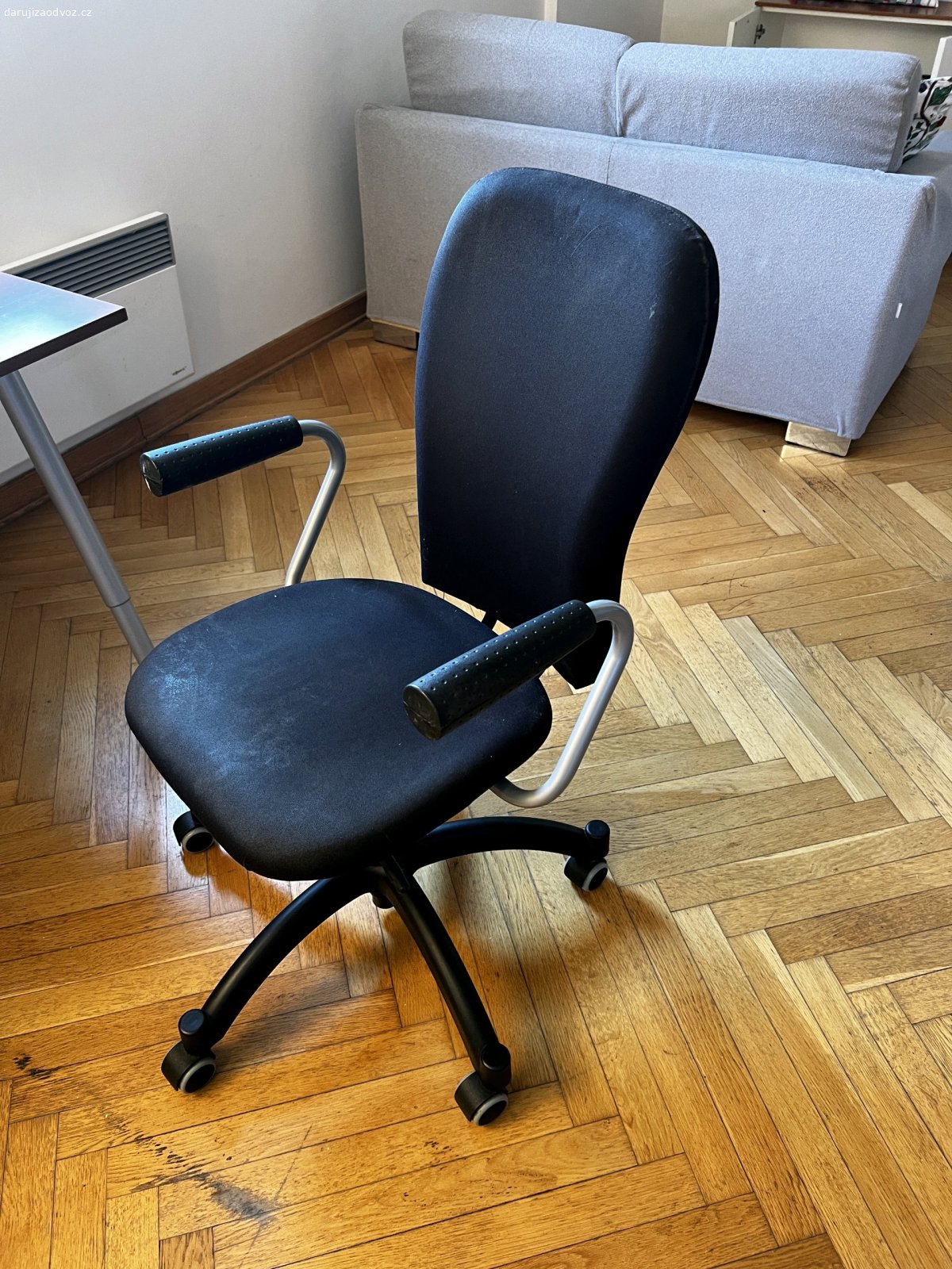 Daruji nábytek a spotřebiče za odvoz. Daruji za odvoz 2 jednolůžkové matrace 80 × 200 cm (pouze matrace), rozkládací šedou pohovku (cca 140 cm), kancelářskou židli na kolečkách, mikrovlnnou troubu a černý policový regál. Vše daruji pouze jako celek. Není možné si odvézt jen jednotlivé kusy. Osobní odběr: Moravská, Praha 2 – Vinohrady. Přednost má ten, kdo si vše odveze co nejdříve. Pište prosím soukromou zprávu.
