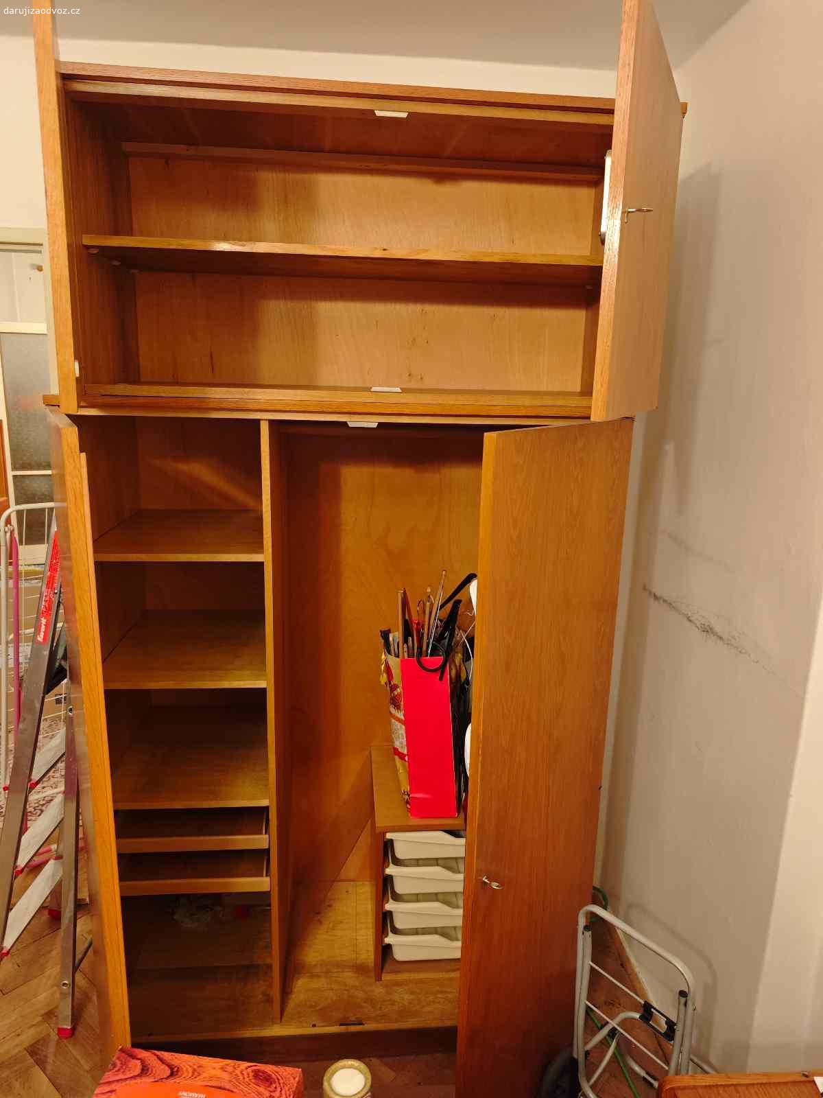 Daruji nábytek do bytu. Zdravím, chtěla bych podarovat komukoliv. Jedná se o nábytek z 60. let ve velmi dobrém stavu, jelikož se mu dostalo řádné péče.
Z nábytku jsou k dispozici dvě velké šatní skříně (165x120x58) , peřiňáky ( 2x menší 80x56x47) a rozkládací gauč